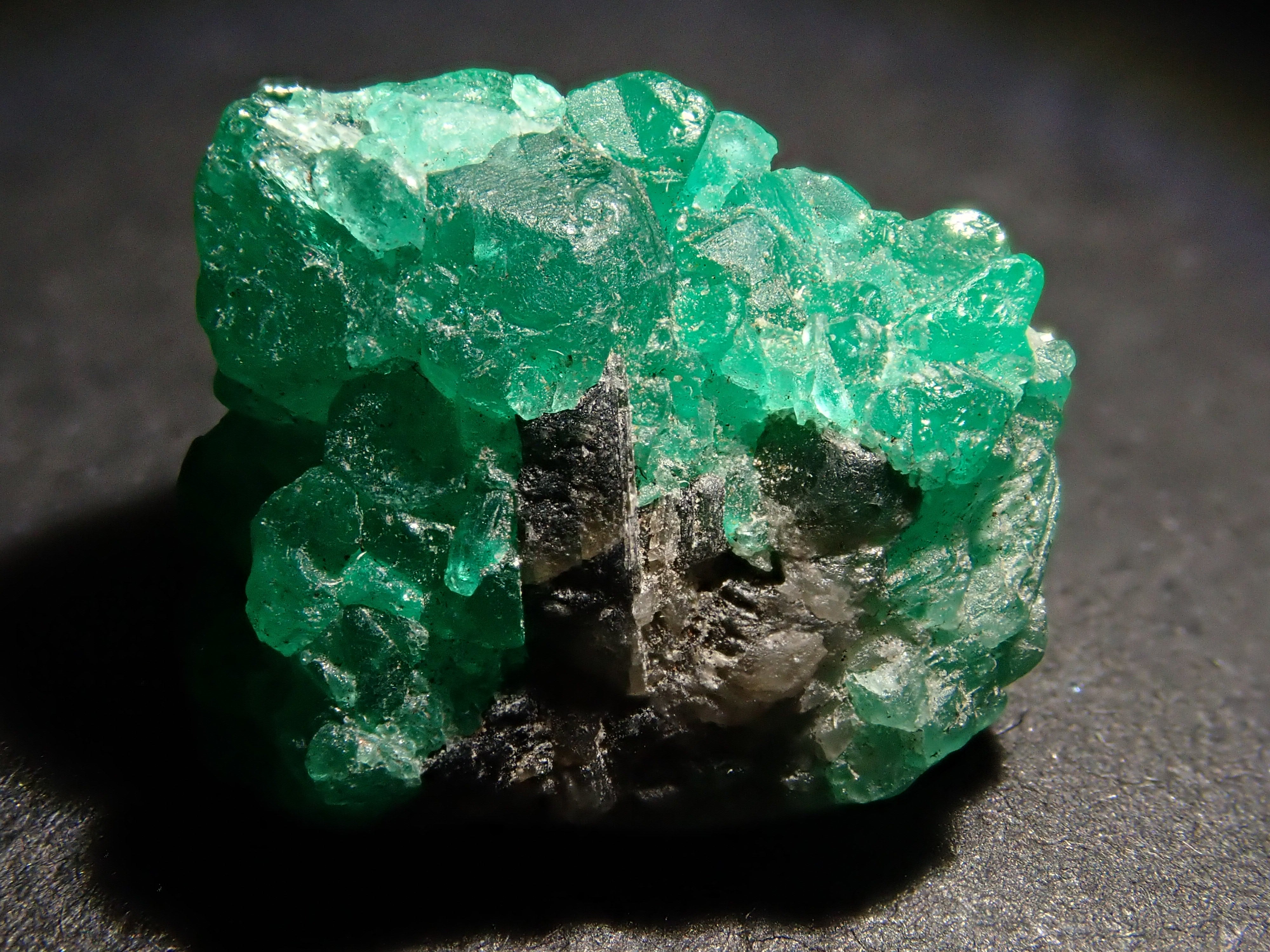 【2/10 22時販売】コロンビア産エメラルド 8.90ct原石