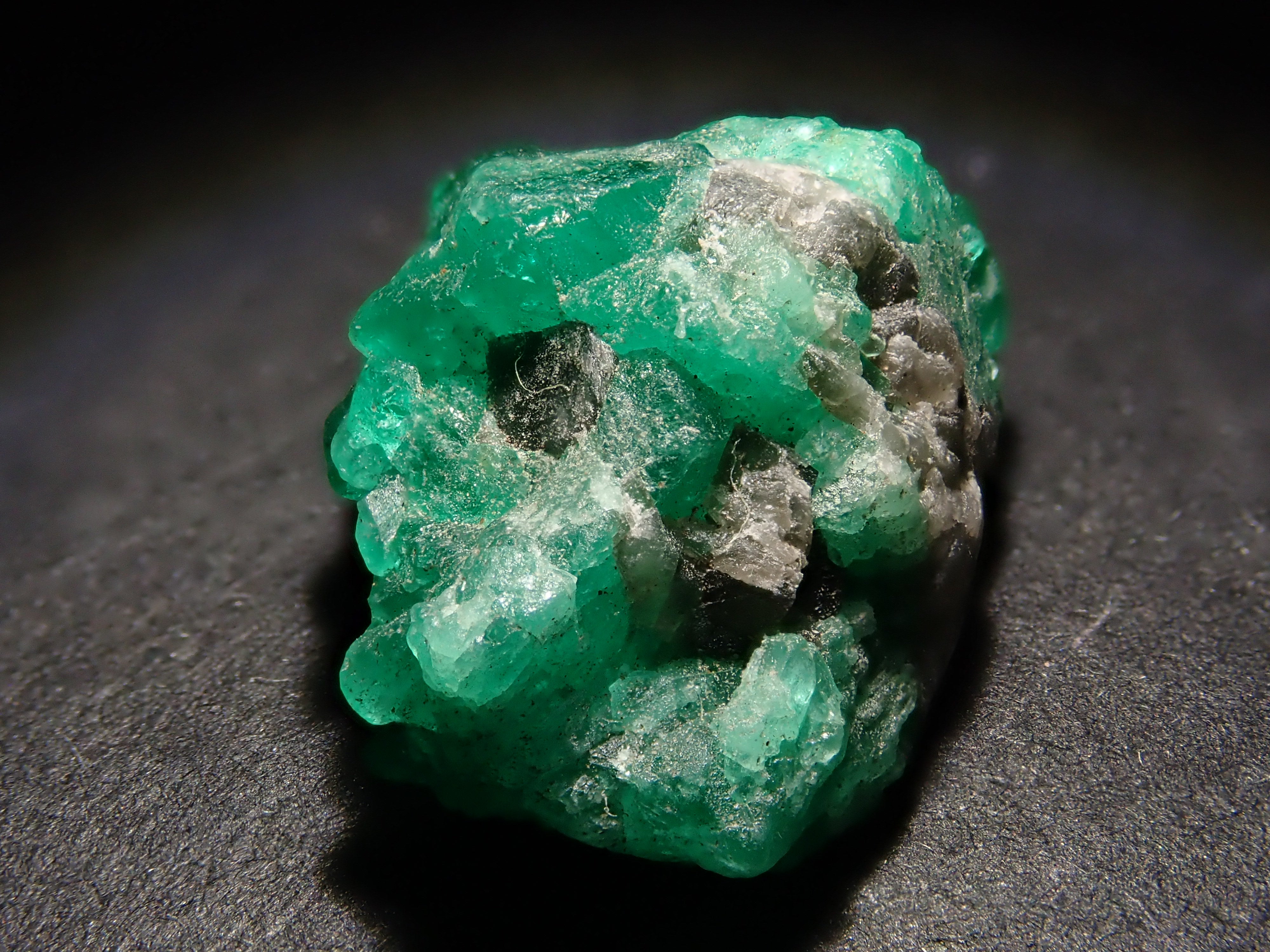 コロンビア産エメラルド 8.90ct原石