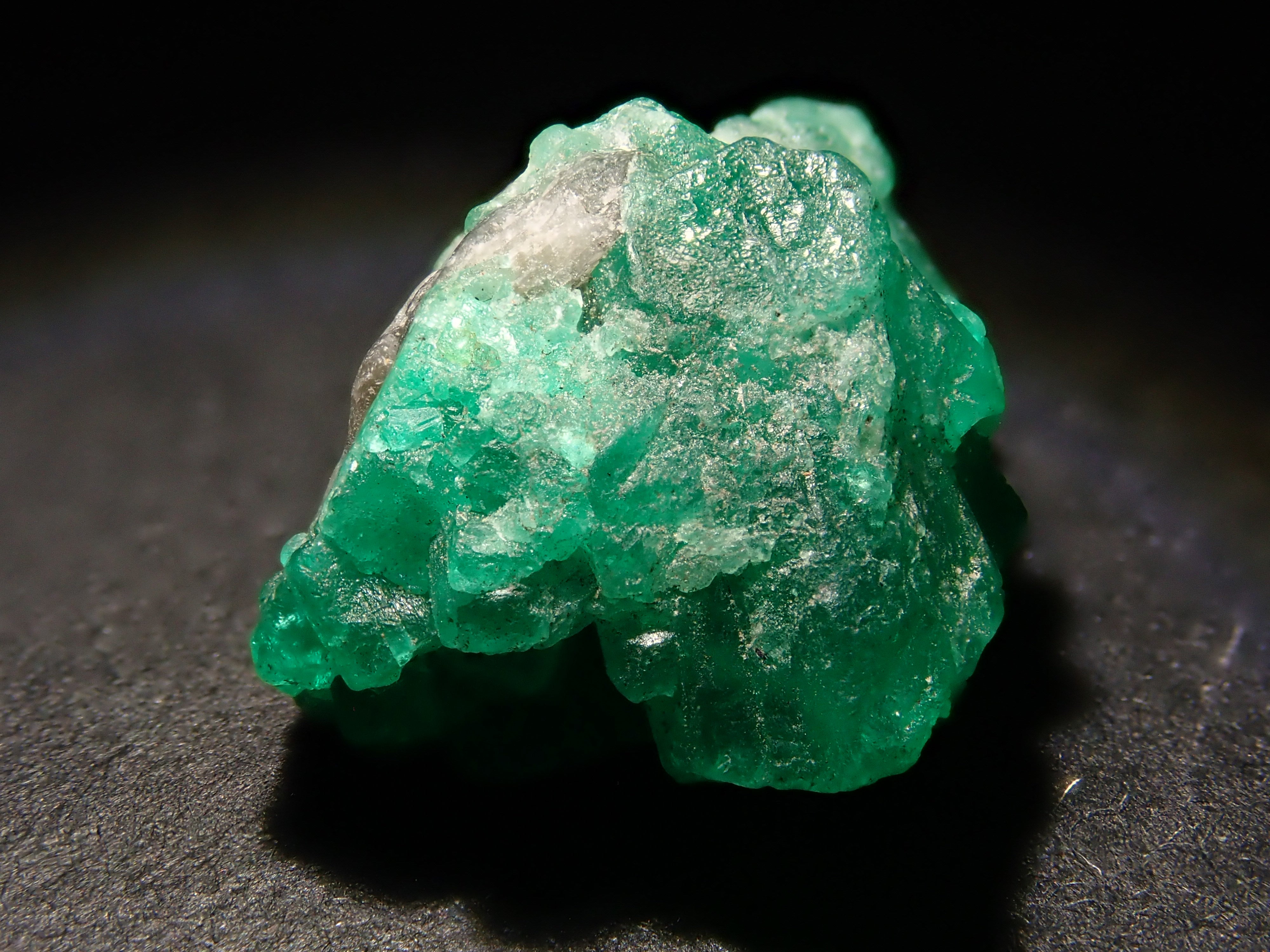 コロンビア産エメラルド 8.90ct原石