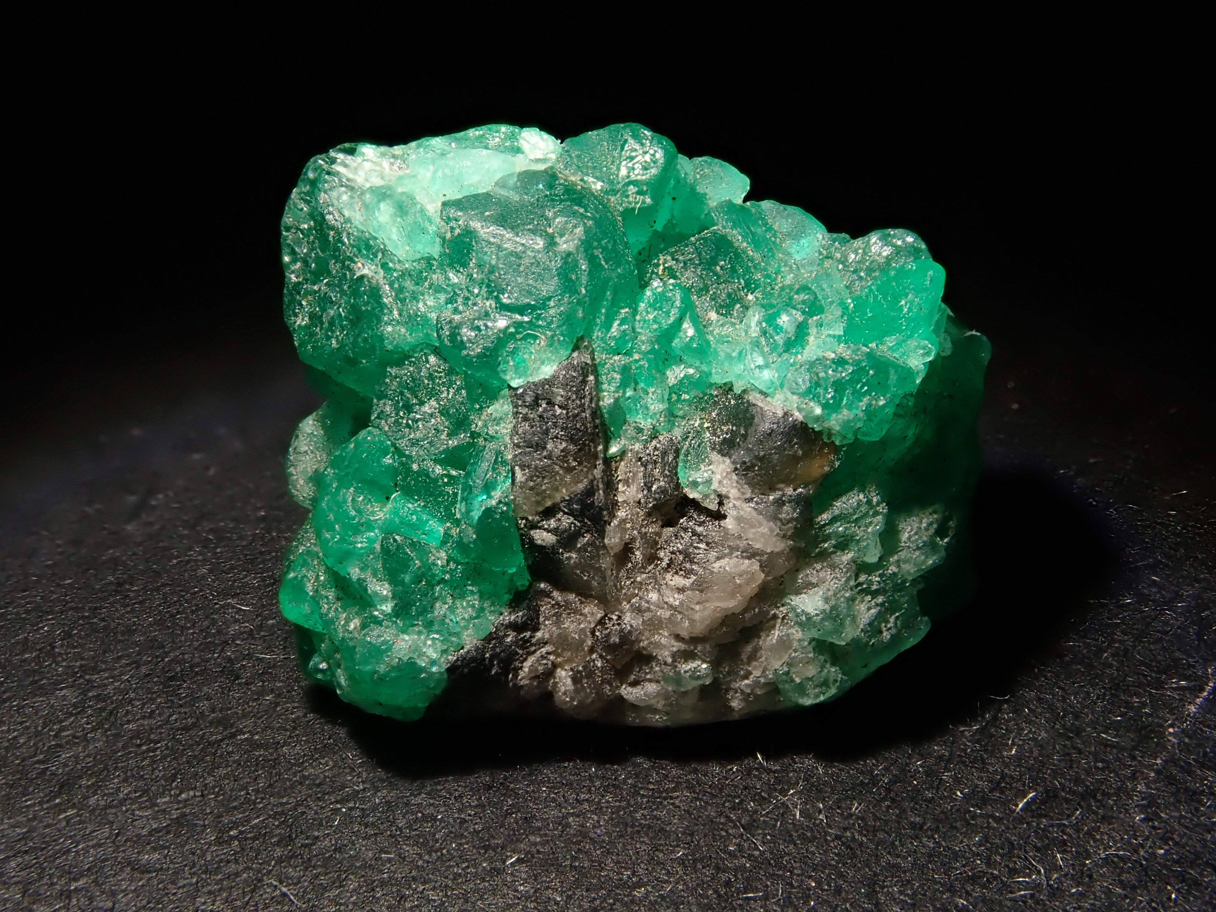 コロンビア産エメラルド 8.90ct原石