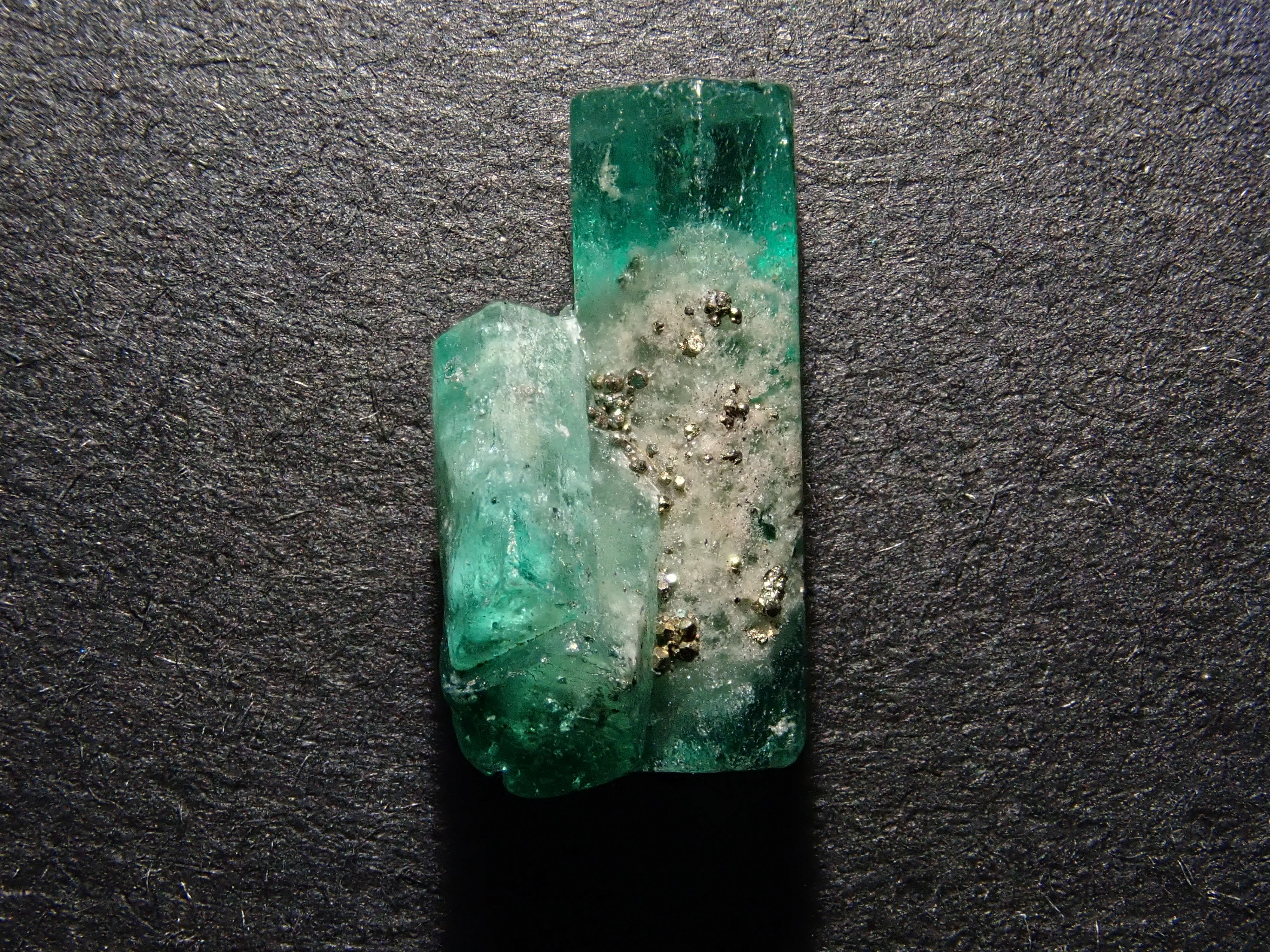 コロンビア産パイライト付きエメラルド 2.380ct原石