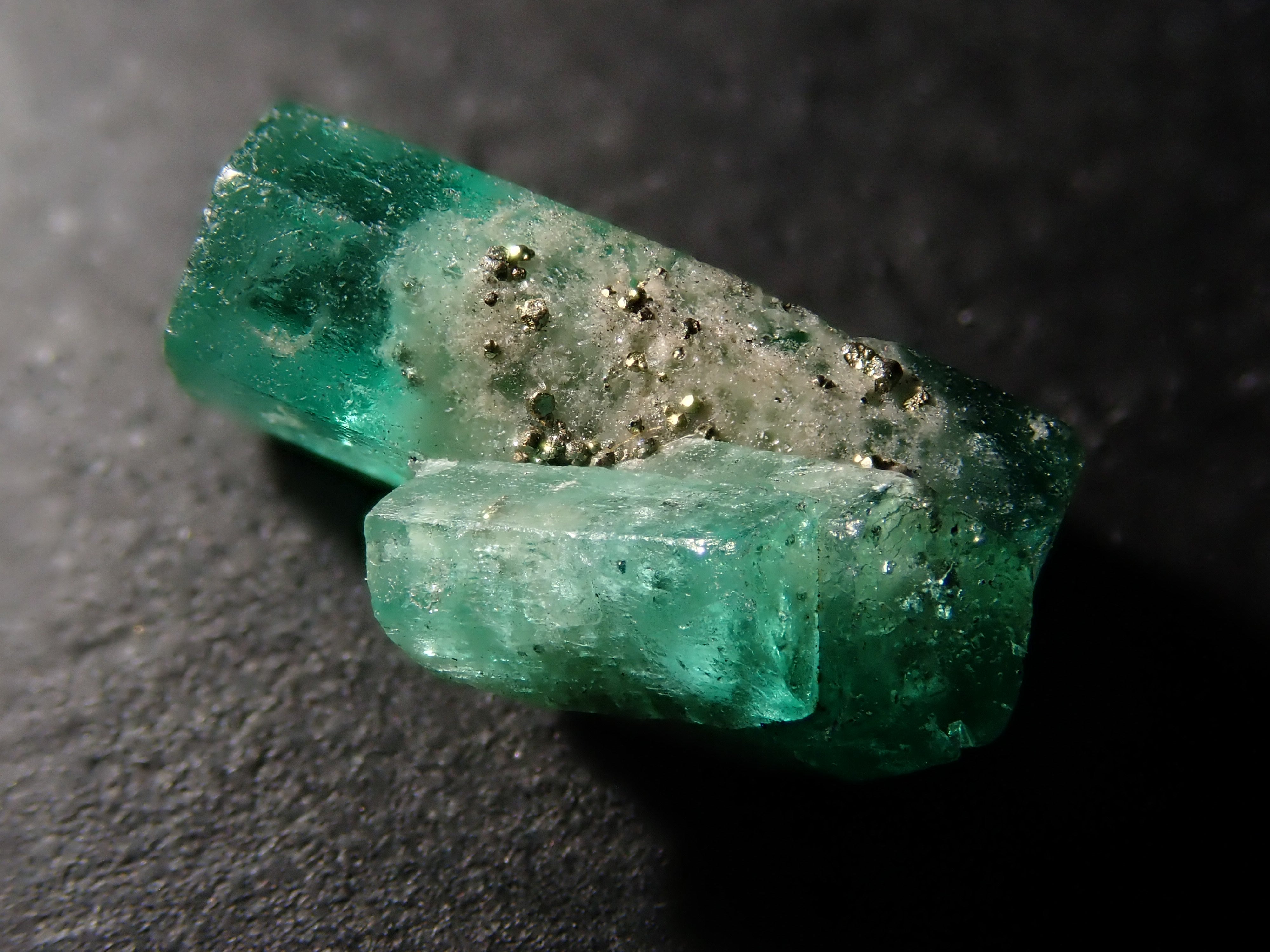 【2/10 22時販売】コロンビア産パイライト付きエメラルド 2.380ct原石