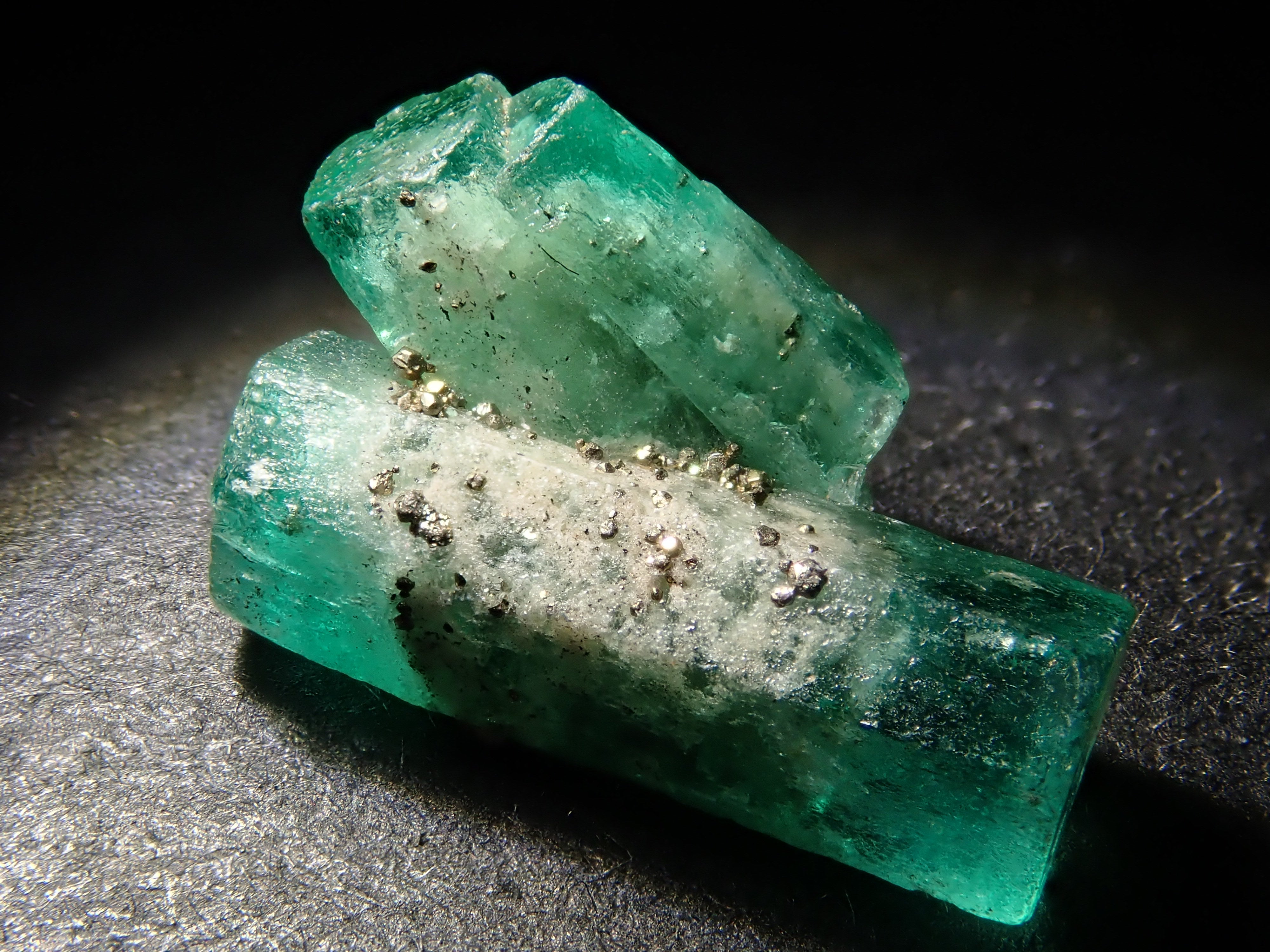 コロンビア産パイライト付きエメラルド 2.380ct原石