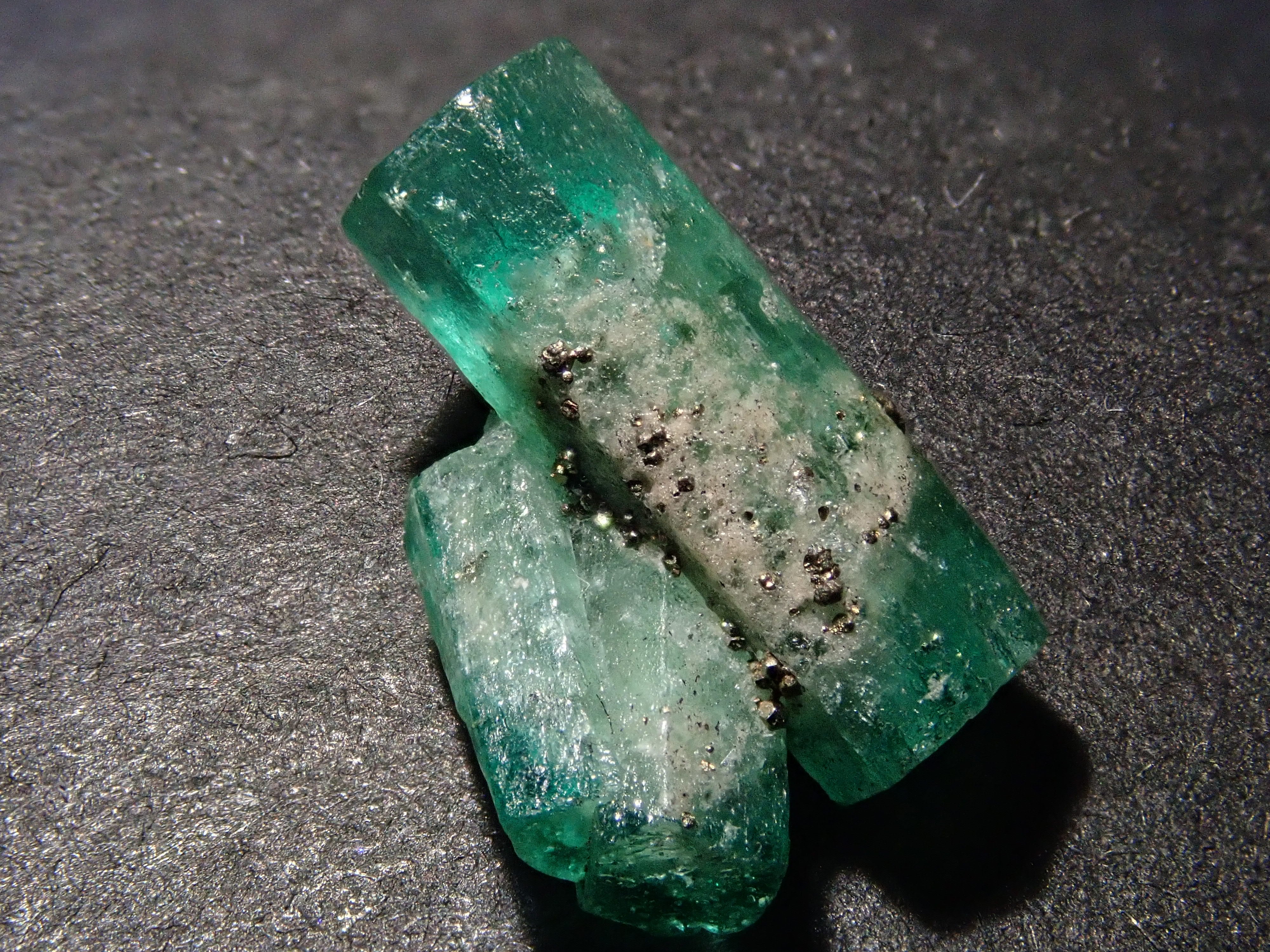 コロンビア産パイライト付きエメラルド 2.380ct原石