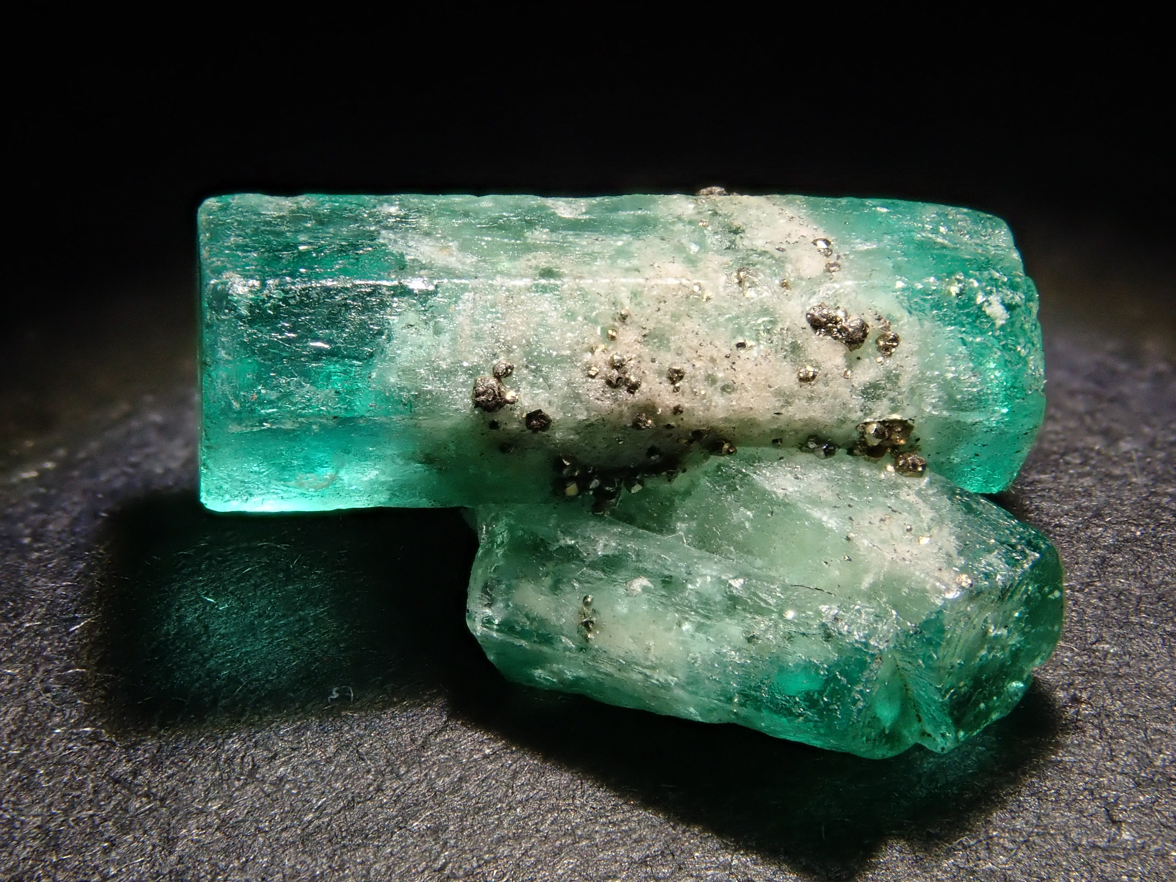コロンビア産パイライト付きエメラルド 2.380ct原石