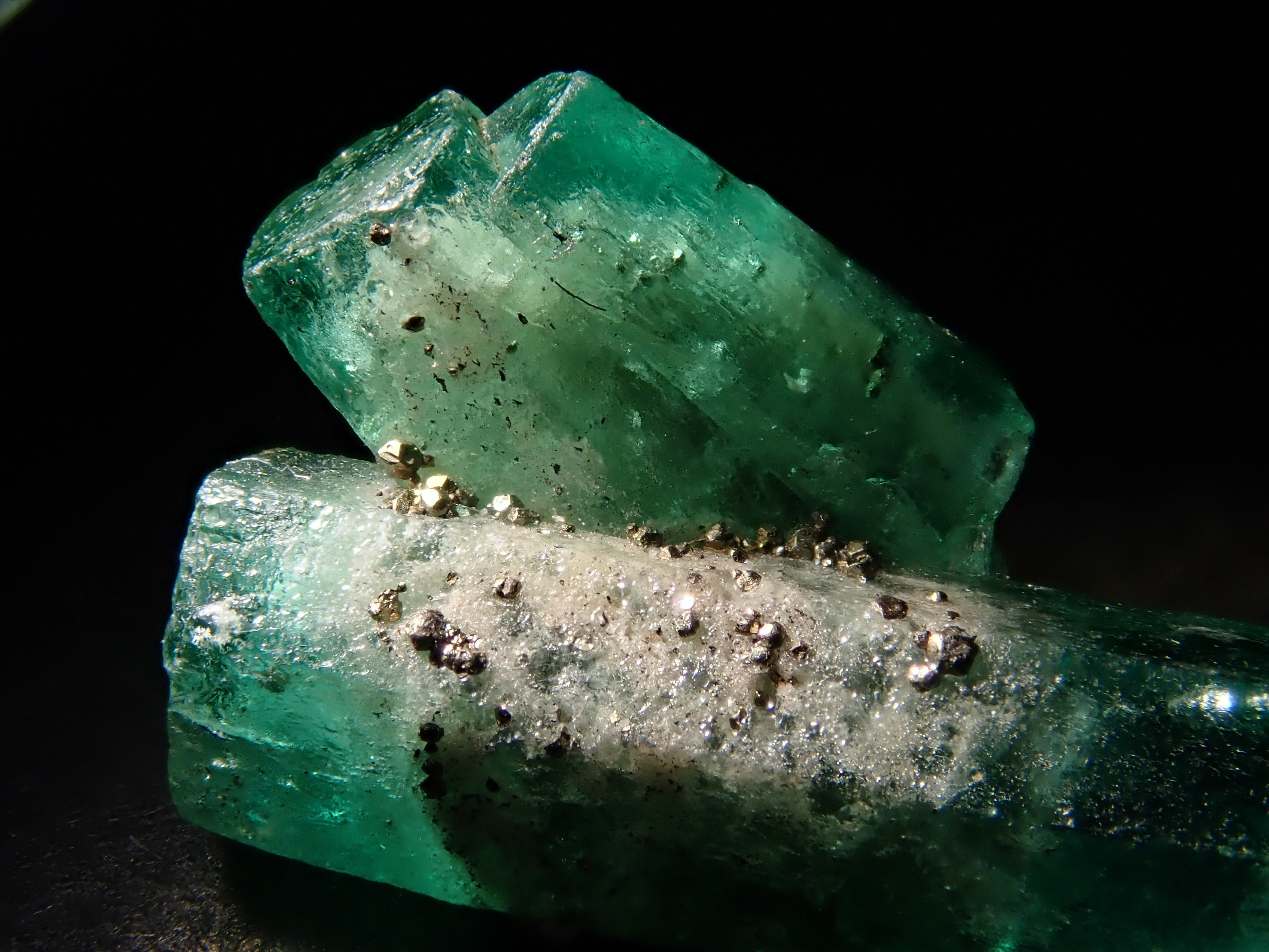 【2/10 22時販売】コロンビア産パイライト付きエメラルド 2.380ct原石