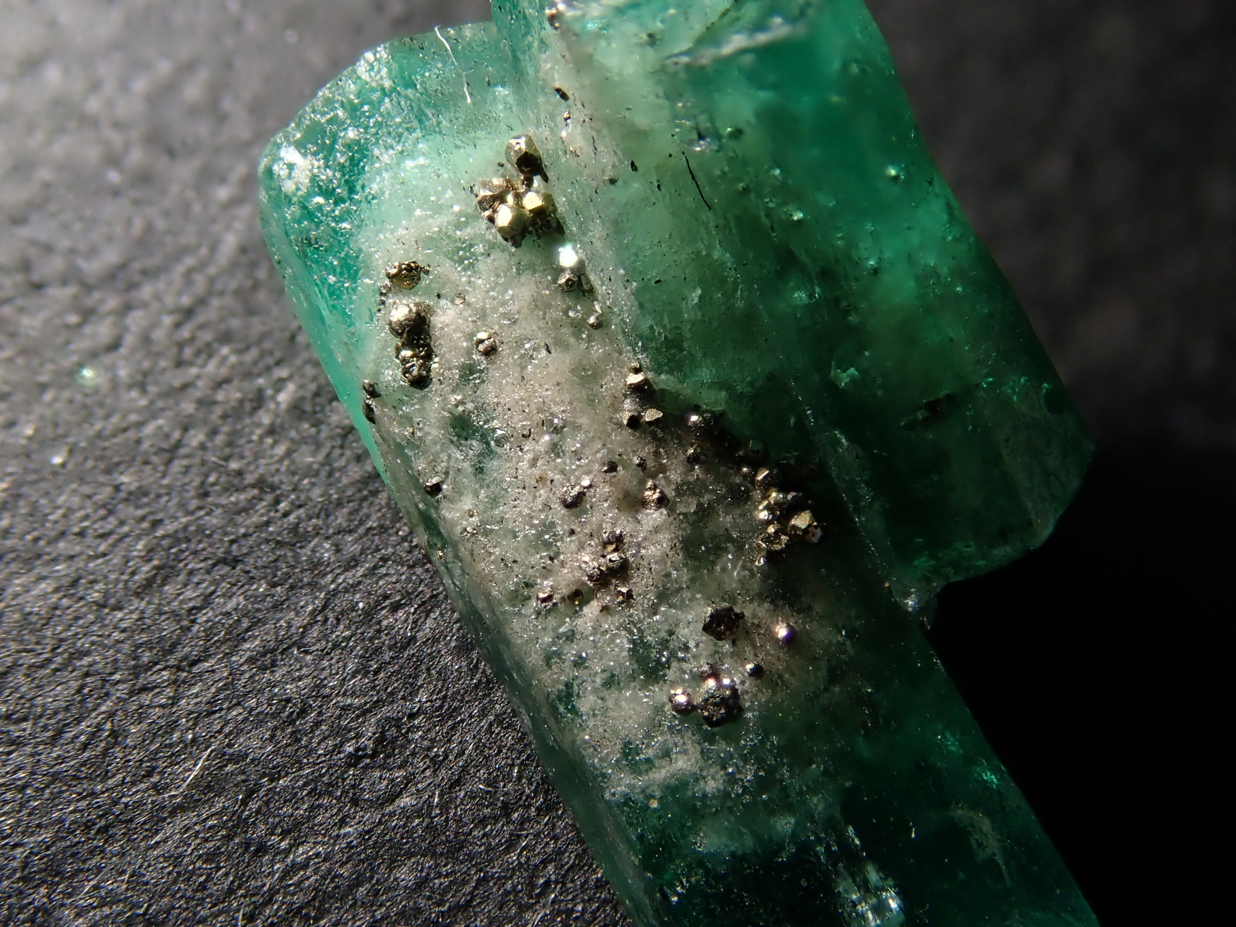 【2/10 22時販売】コロンビア産パイライト付きエメラルド 2.380ct原石