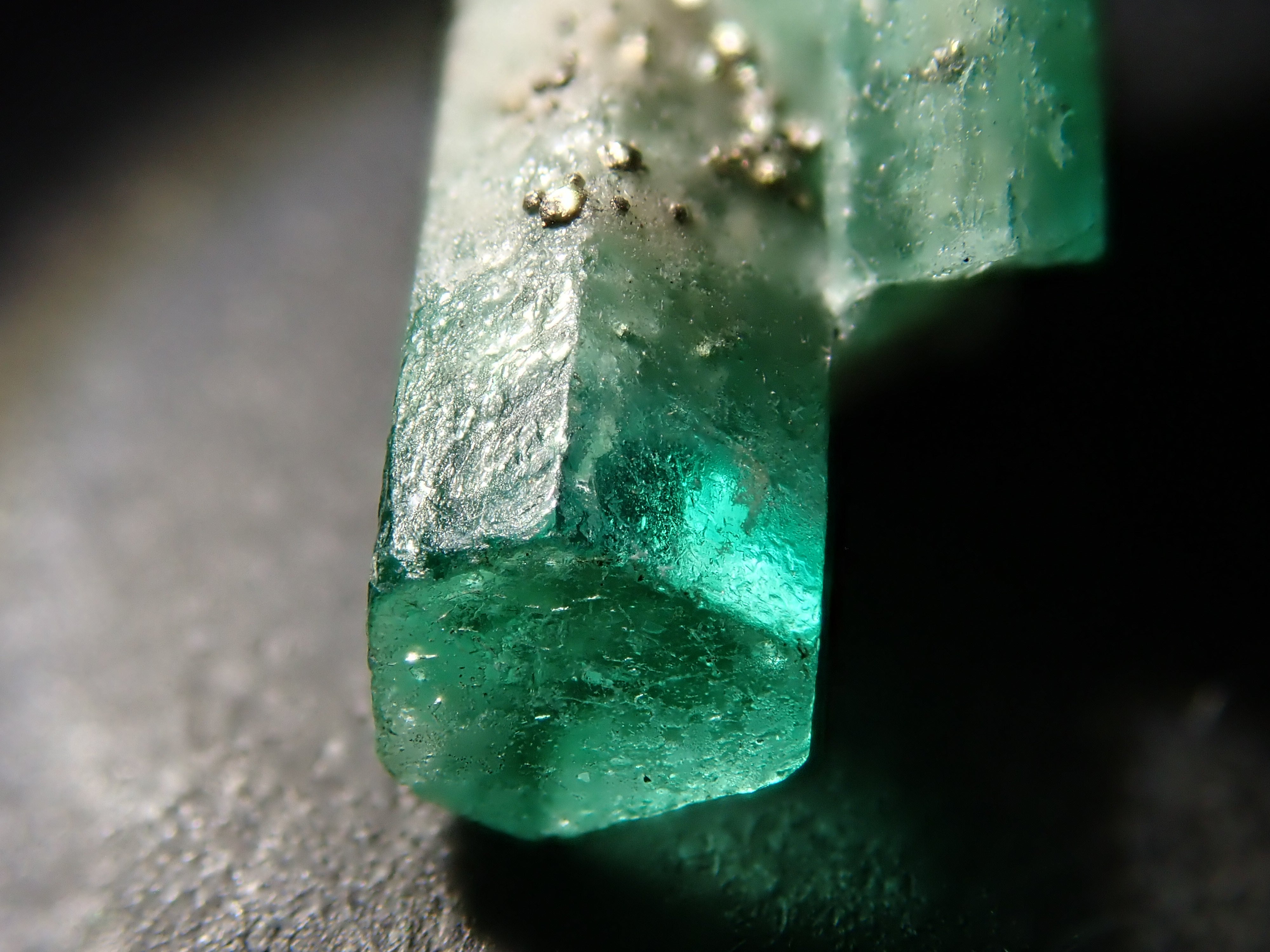 【2/10 22時販売】コロンビア産パイライト付きエメラルド 2.380ct原石