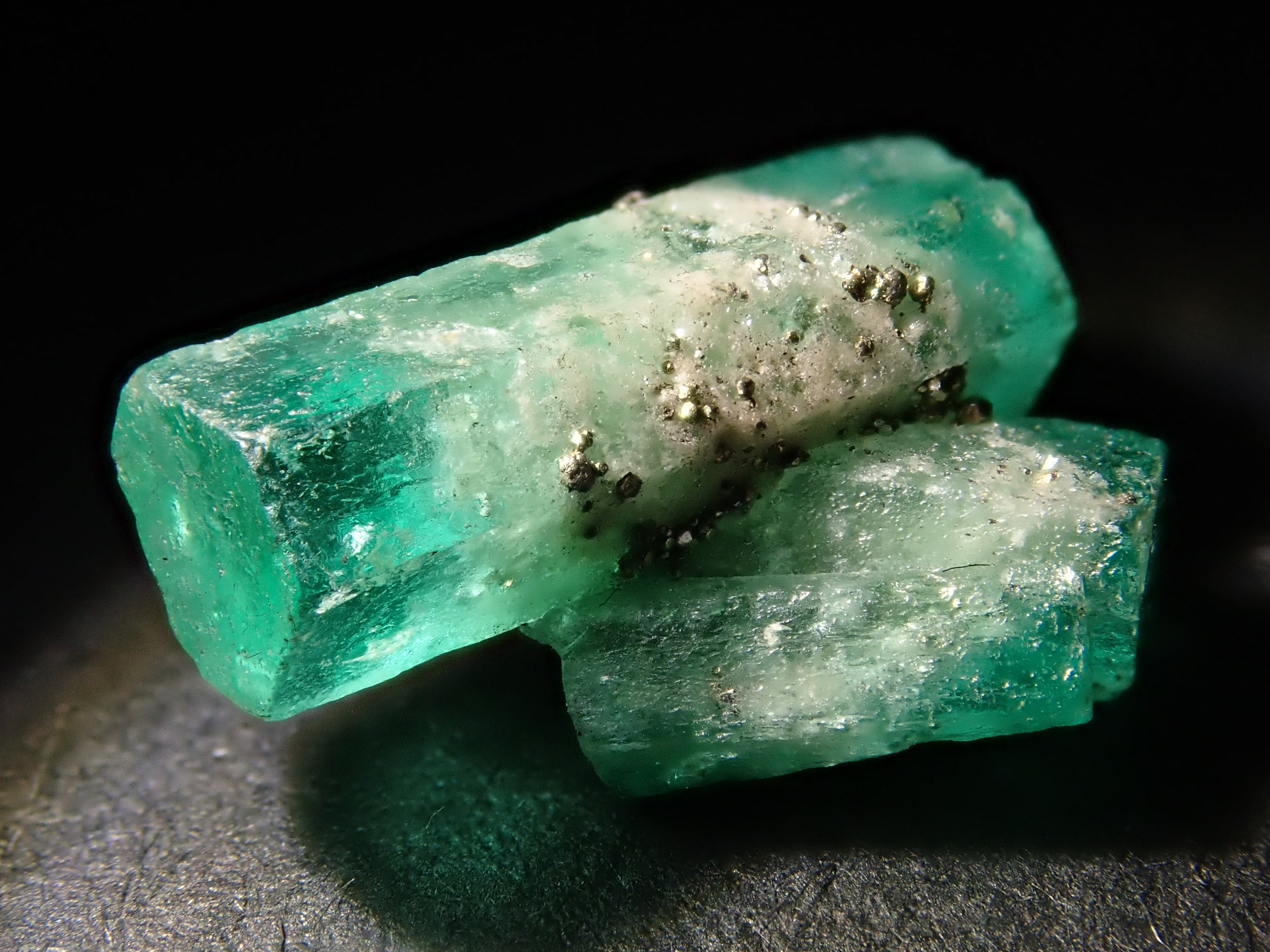 コロンビア産パイライト付きエメラルド 2.380ct原石