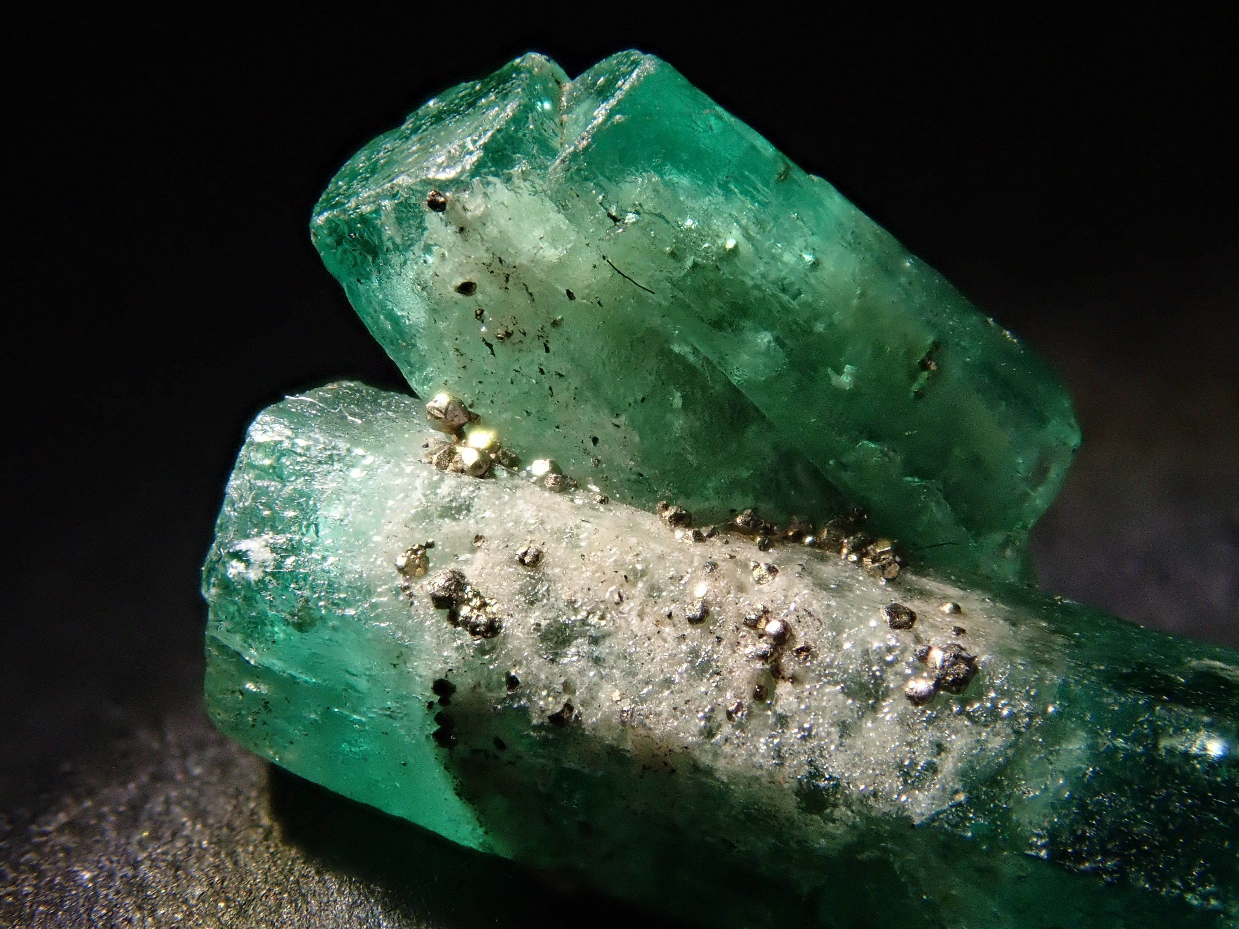 コロンビア産パイライト付きエメラルド 2.380ct原石