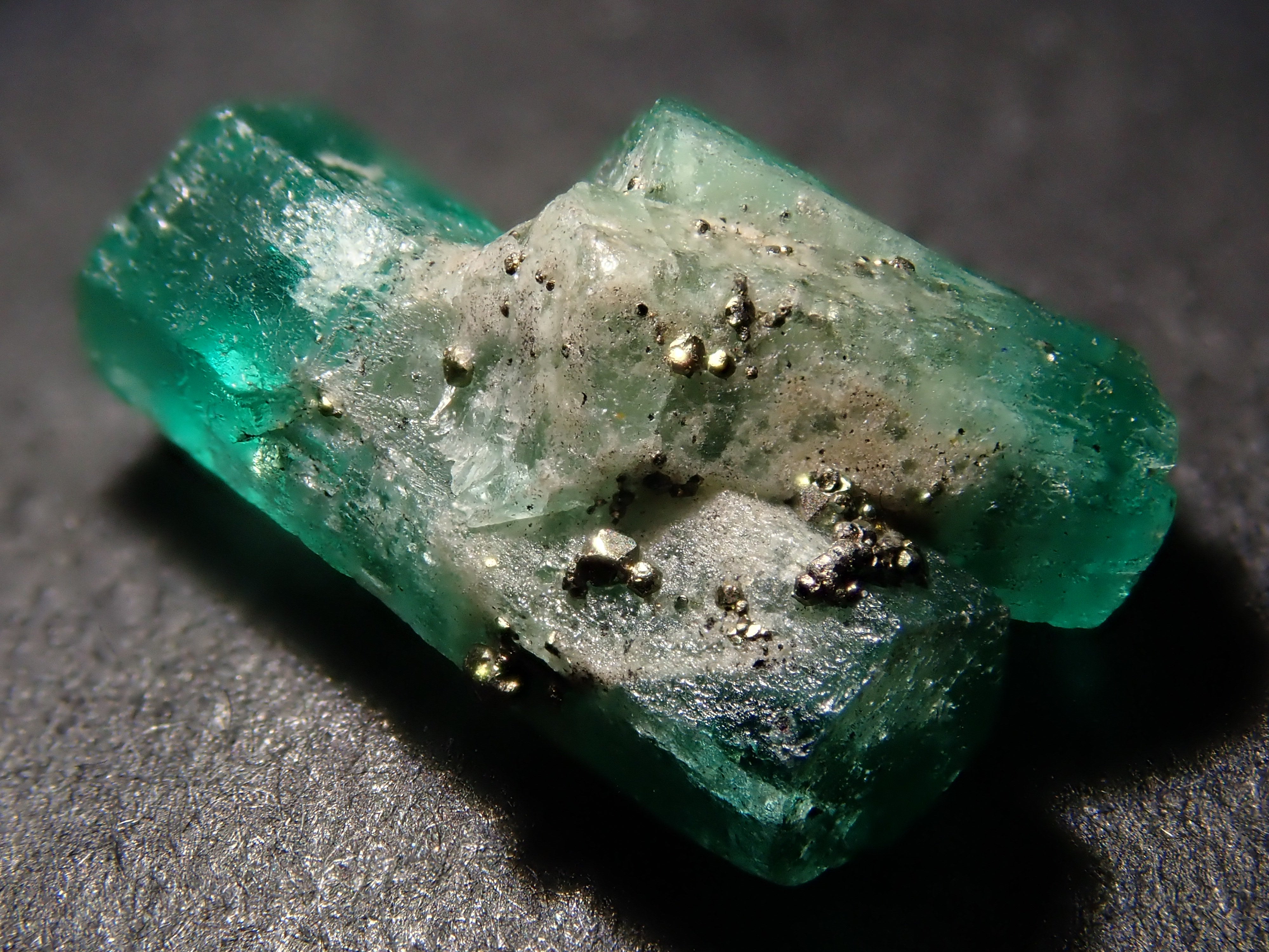 【2/10 22時販売】コロンビア産パイライト付きエメラルド 2.380ct原石