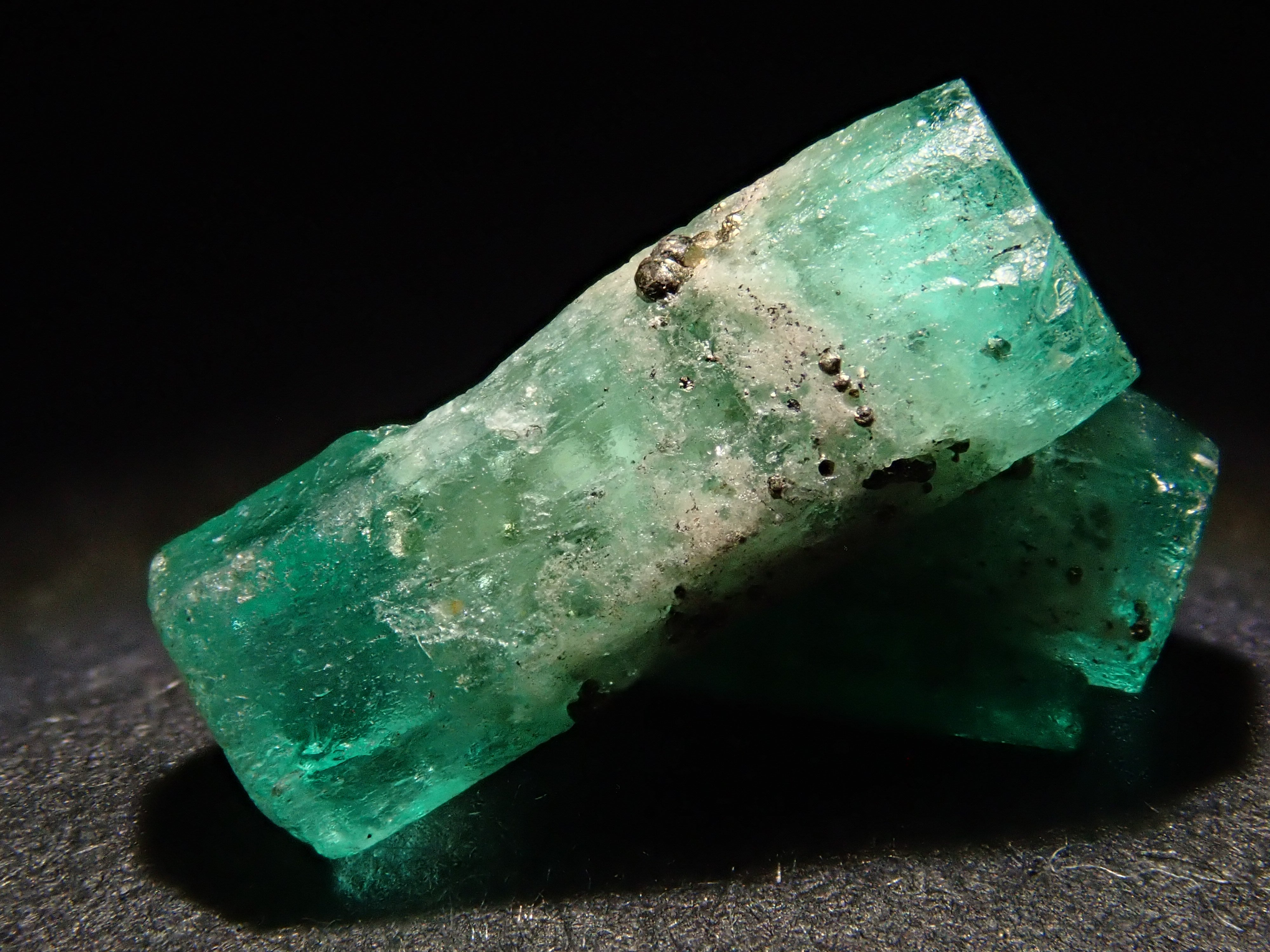 【2/10 22時販売】コロンビア産パイライト付きエメラルド 2.380ct原石