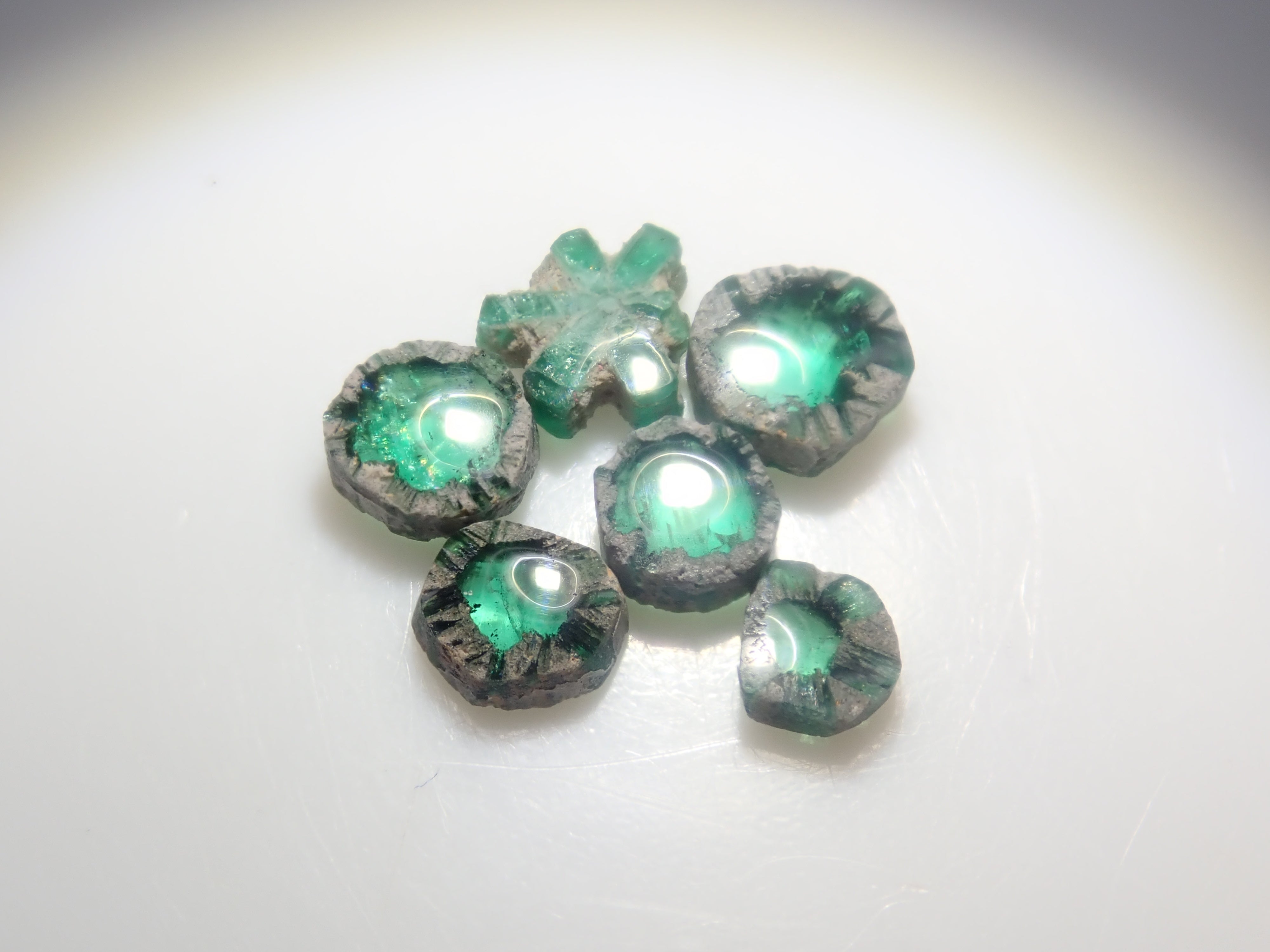 【2/13 22時販売】《限定6セット》コロンビア産逆トラピッチェエメラルド＆ブラジル産エメラルド(シュガーローフカット)2石セット《複数購入割引有》