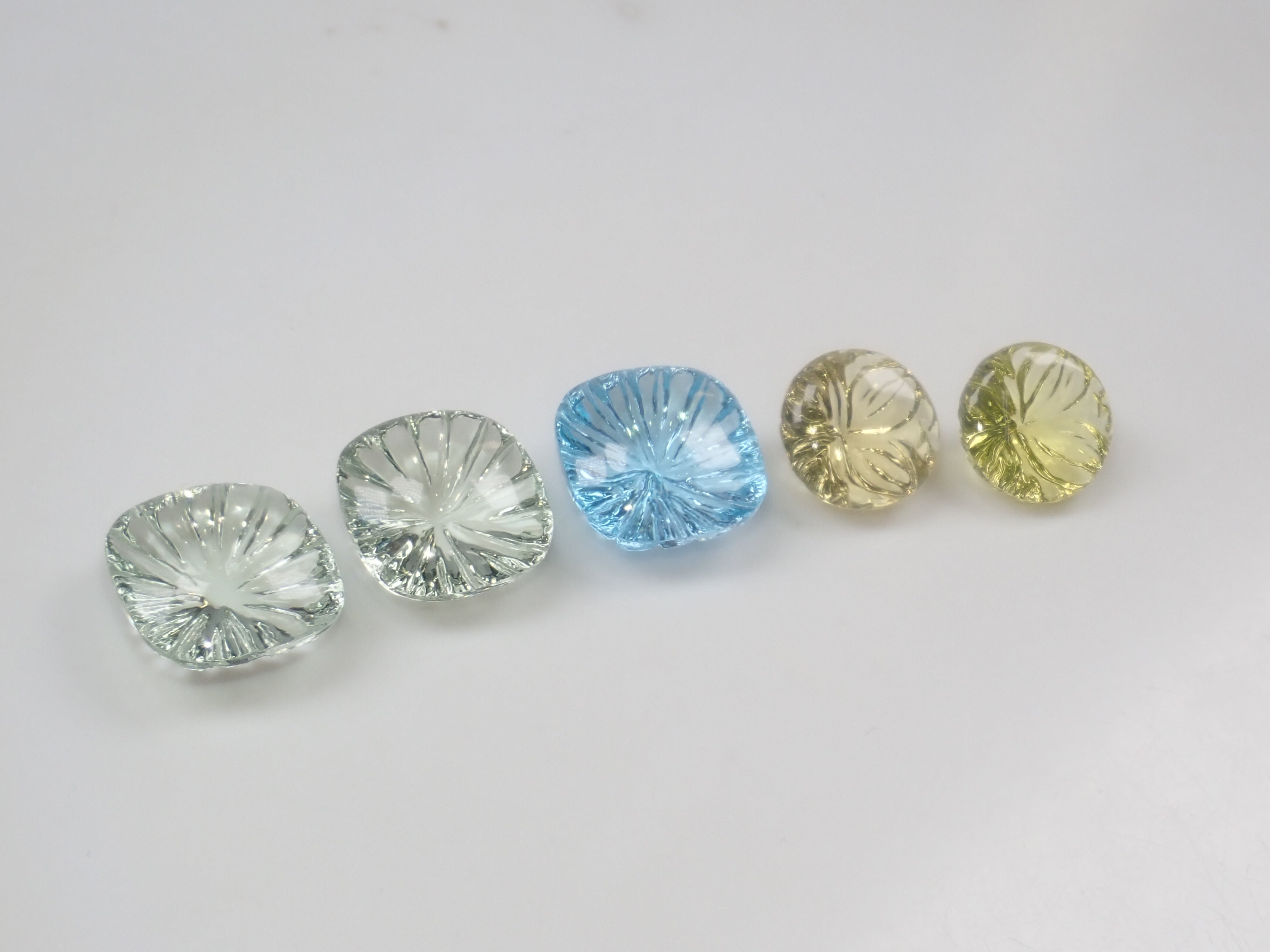 680　宝石質レモンクォーツとブルー小粒のチャーム 限定5石》カービングルースガチャ💎グリーンクォーツ、レモンクォーツ
