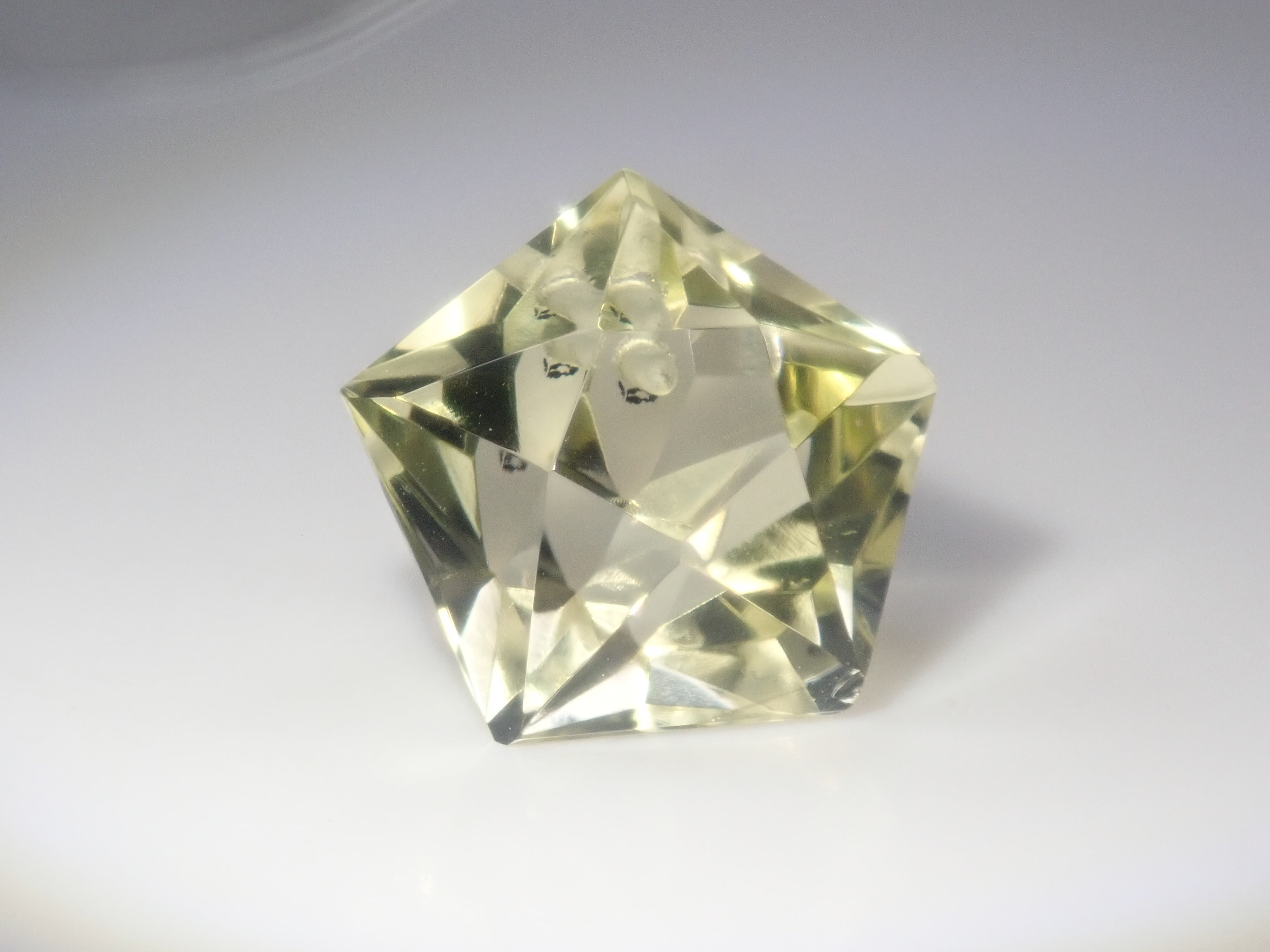 [Available at 10 PM on February 2nd] Limited to 10 stones! Takeshi Yamamoto Cut Gemstone Gacha! Fire Flower Cut Rock Crystal and More! Discounts Available for Multiple Purchases!