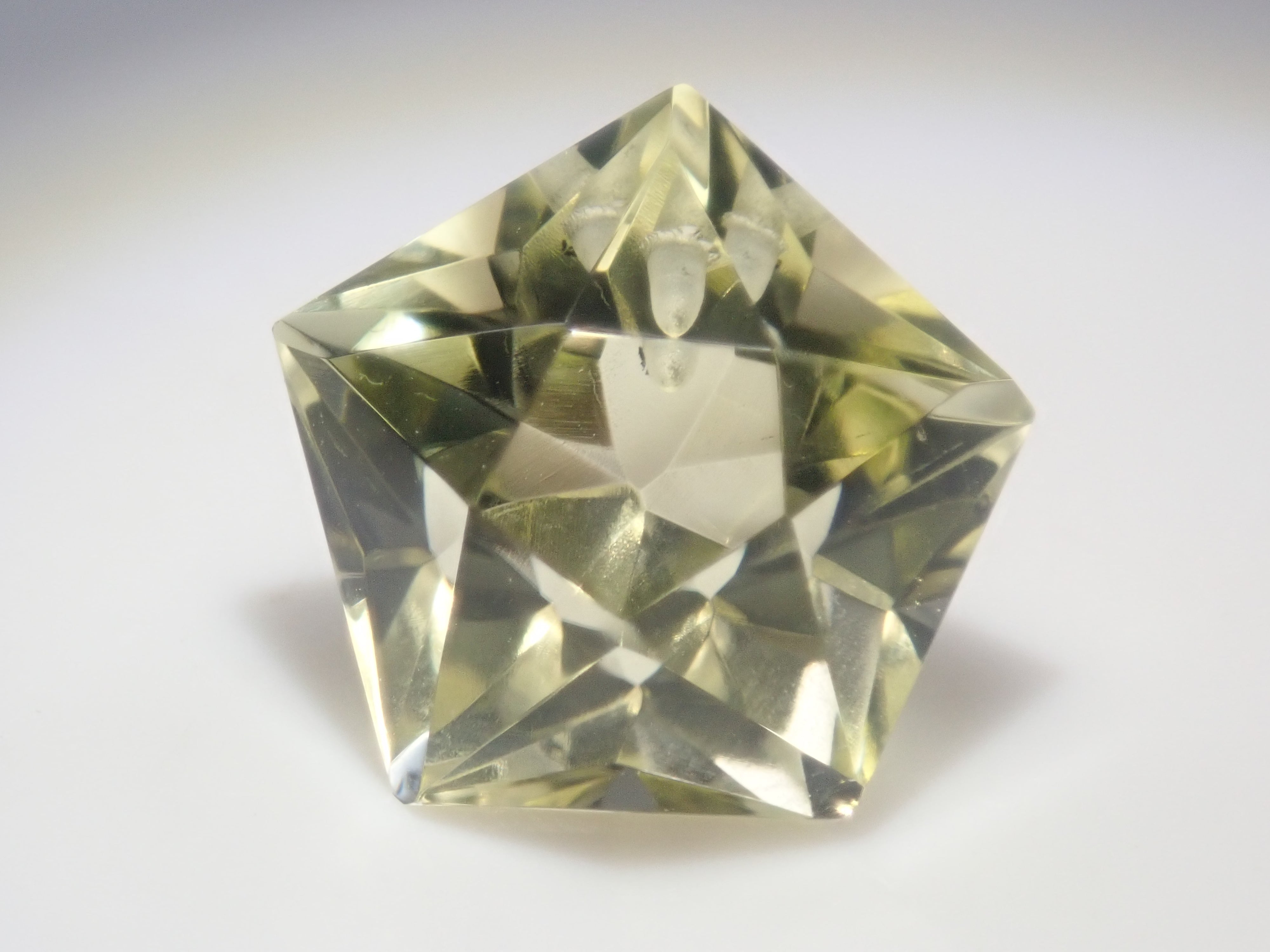 [Available at 10 PM on February 2nd] Limited to 10 stones! Takeshi Yamamoto Cut Gemstone Gacha! Fire Flower Cut Rock Crystal and More! Discounts Available for Multiple Purchases!