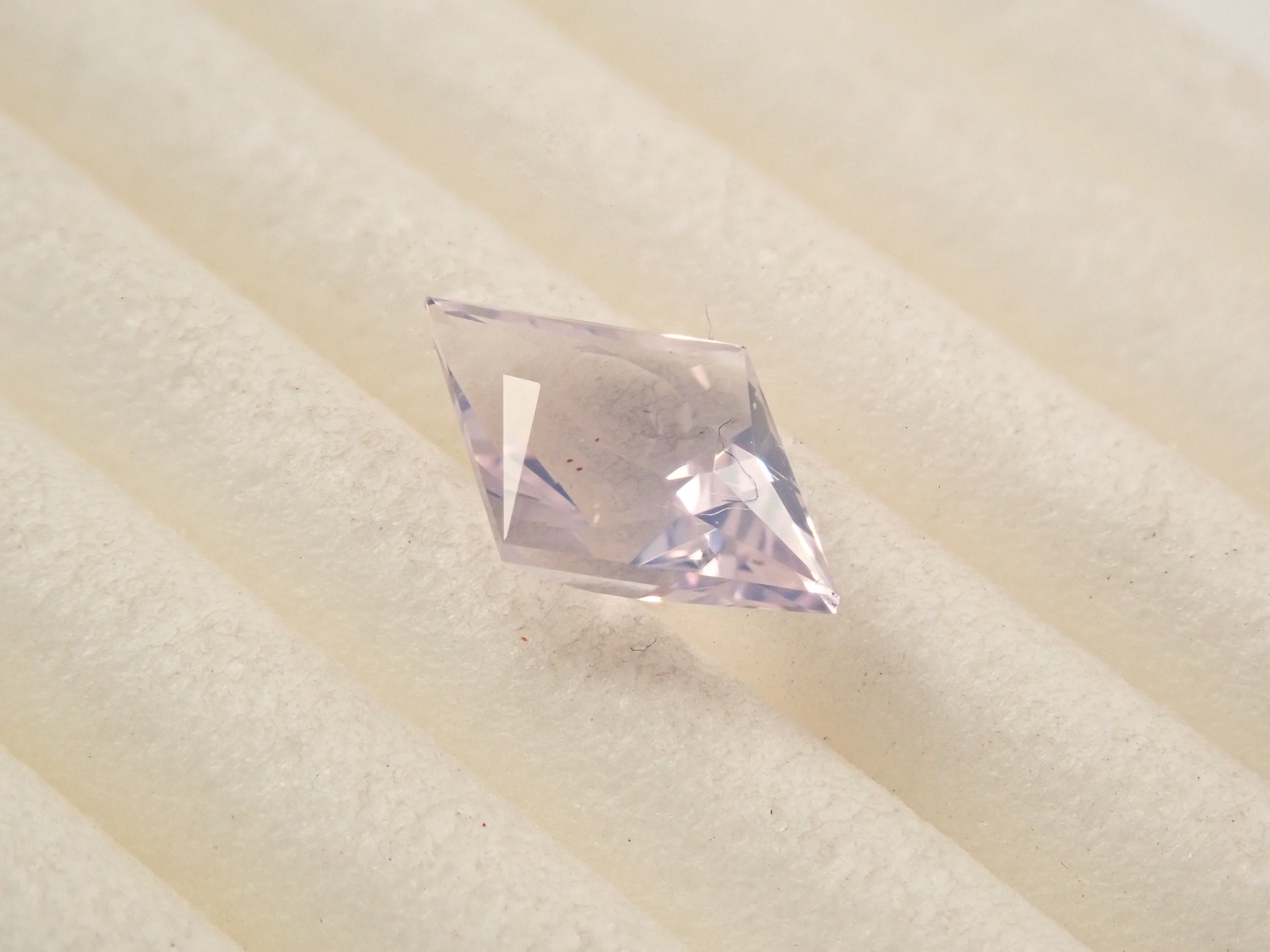 【12561507掲載】ブラジル産ラベンダークォーツ（スコロライト） 0.716ctルース