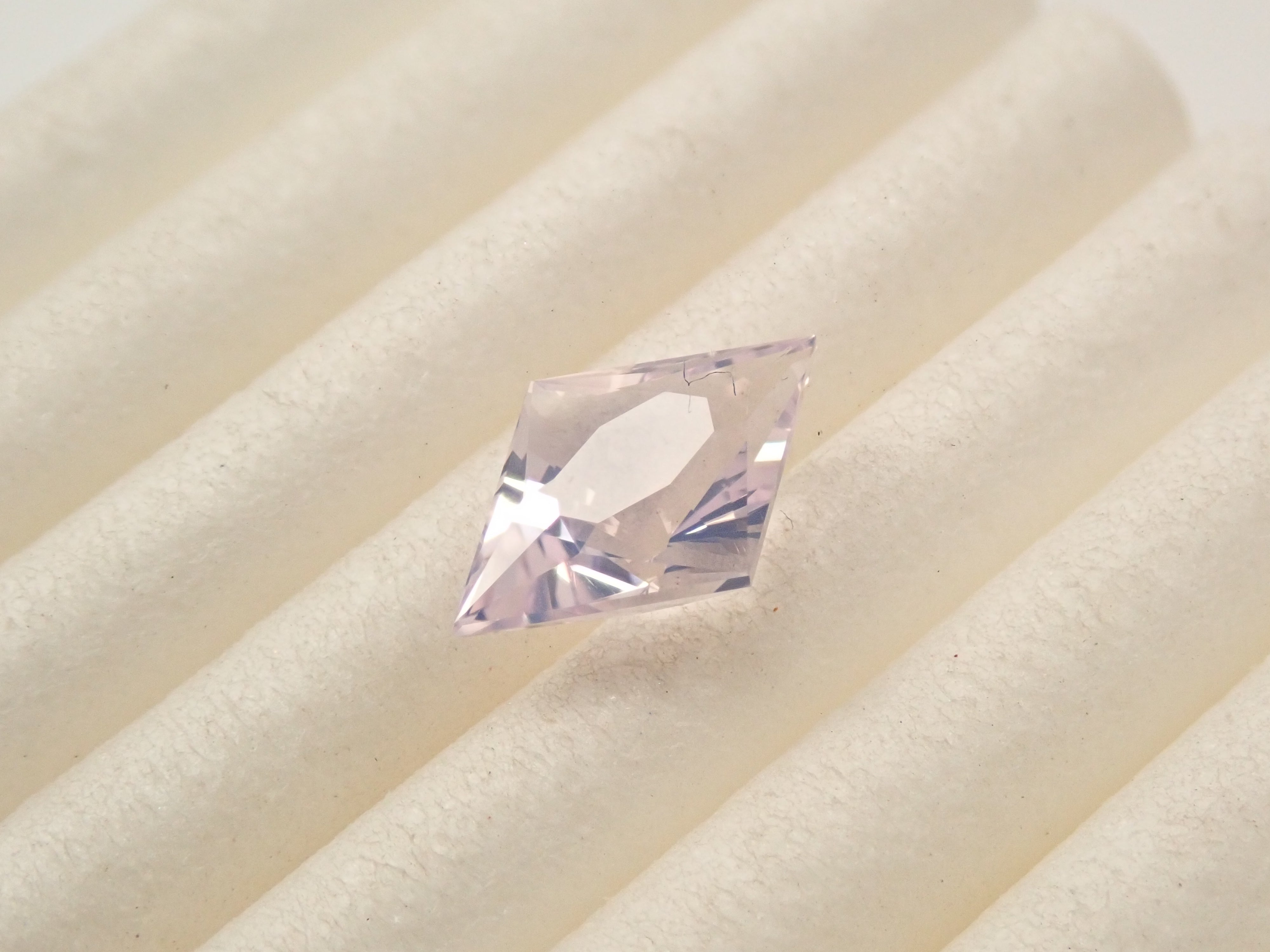 【12561507掲載】ブラジル産ラベンダークォーツ（スコロライト） 0.716ctルース