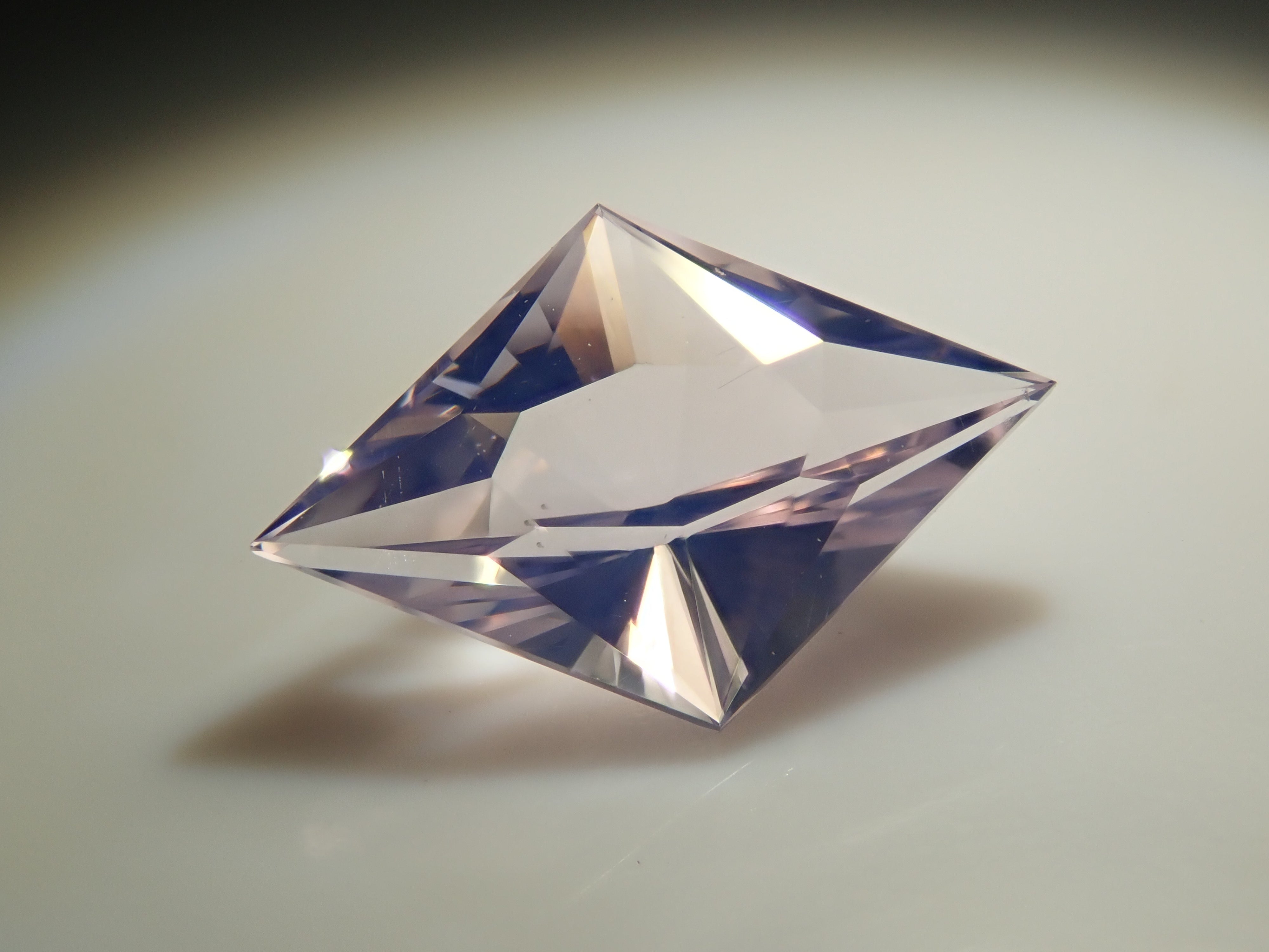 【12561507掲載】ブラジル産ラベンダークォーツ（スコロライト） 0.716ctルース