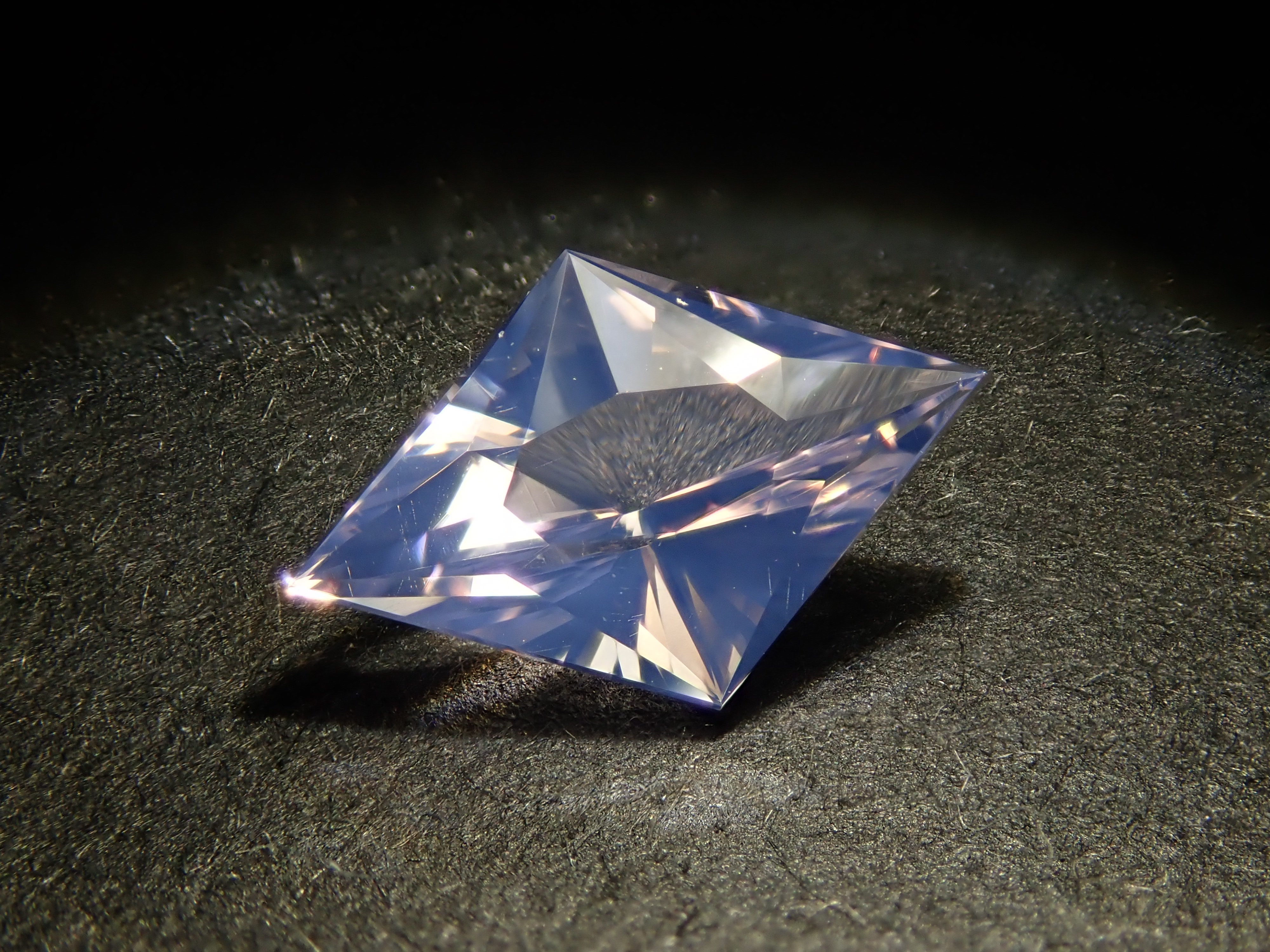 【12561507掲載】ブラジル産ラベンダークォーツ（スコロライト） 0.716ctルース