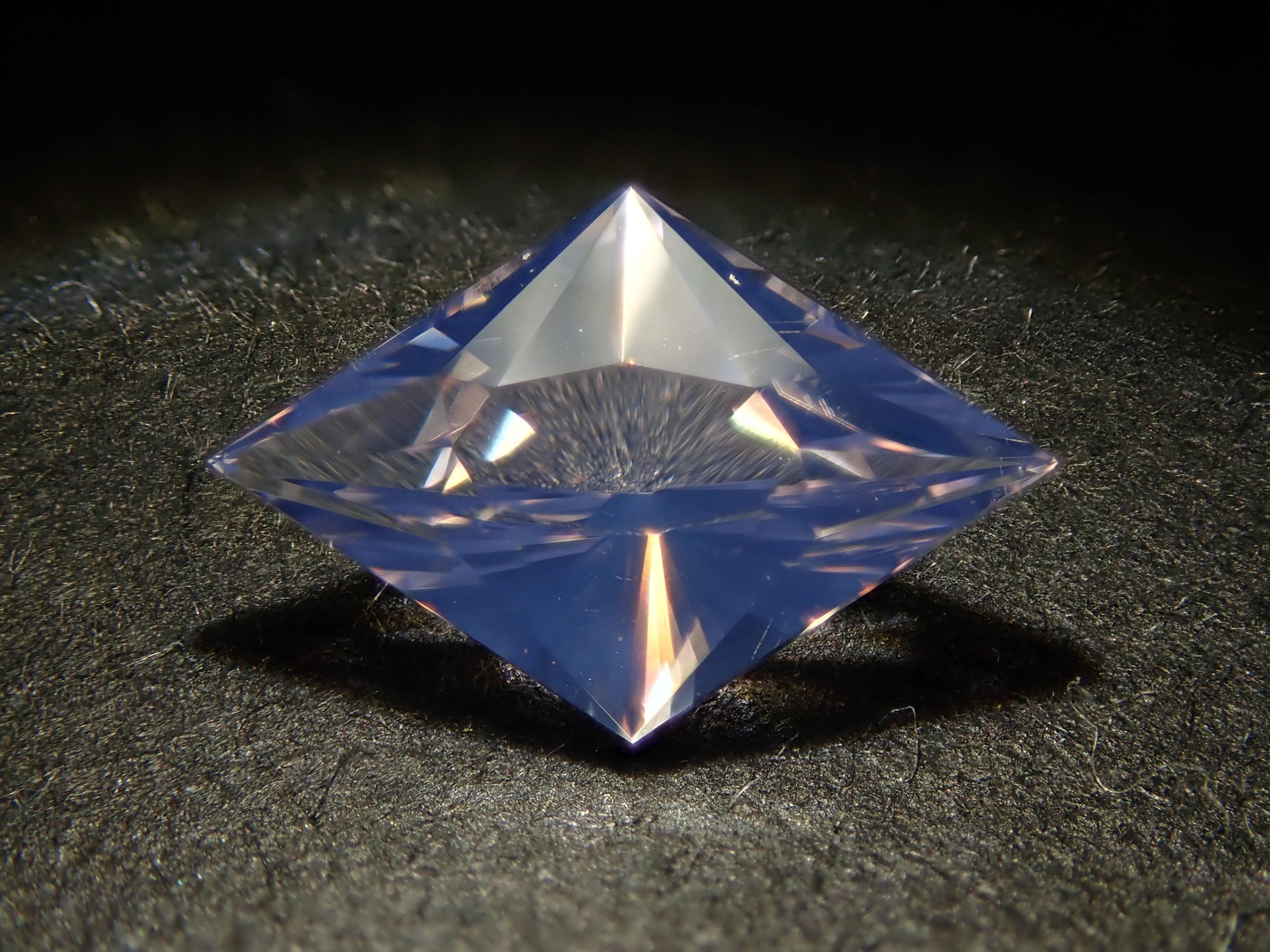 【12561507掲載】ブラジル産ラベンダークォーツ（スコロライト） 0.716ctルース