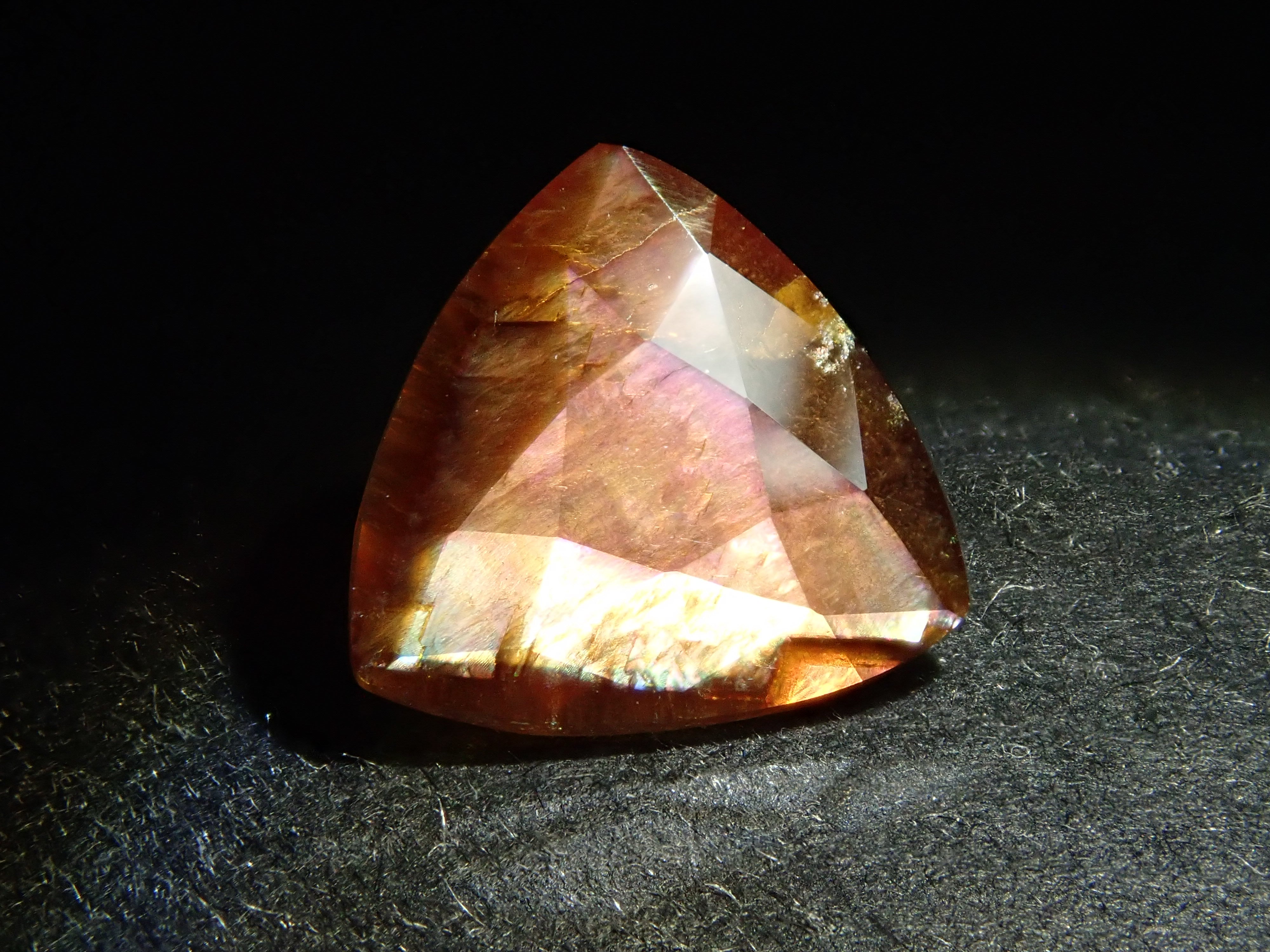 奈良県天川村産レインボーガーネット（アンドラダイトガーネット） 1.827ctルース