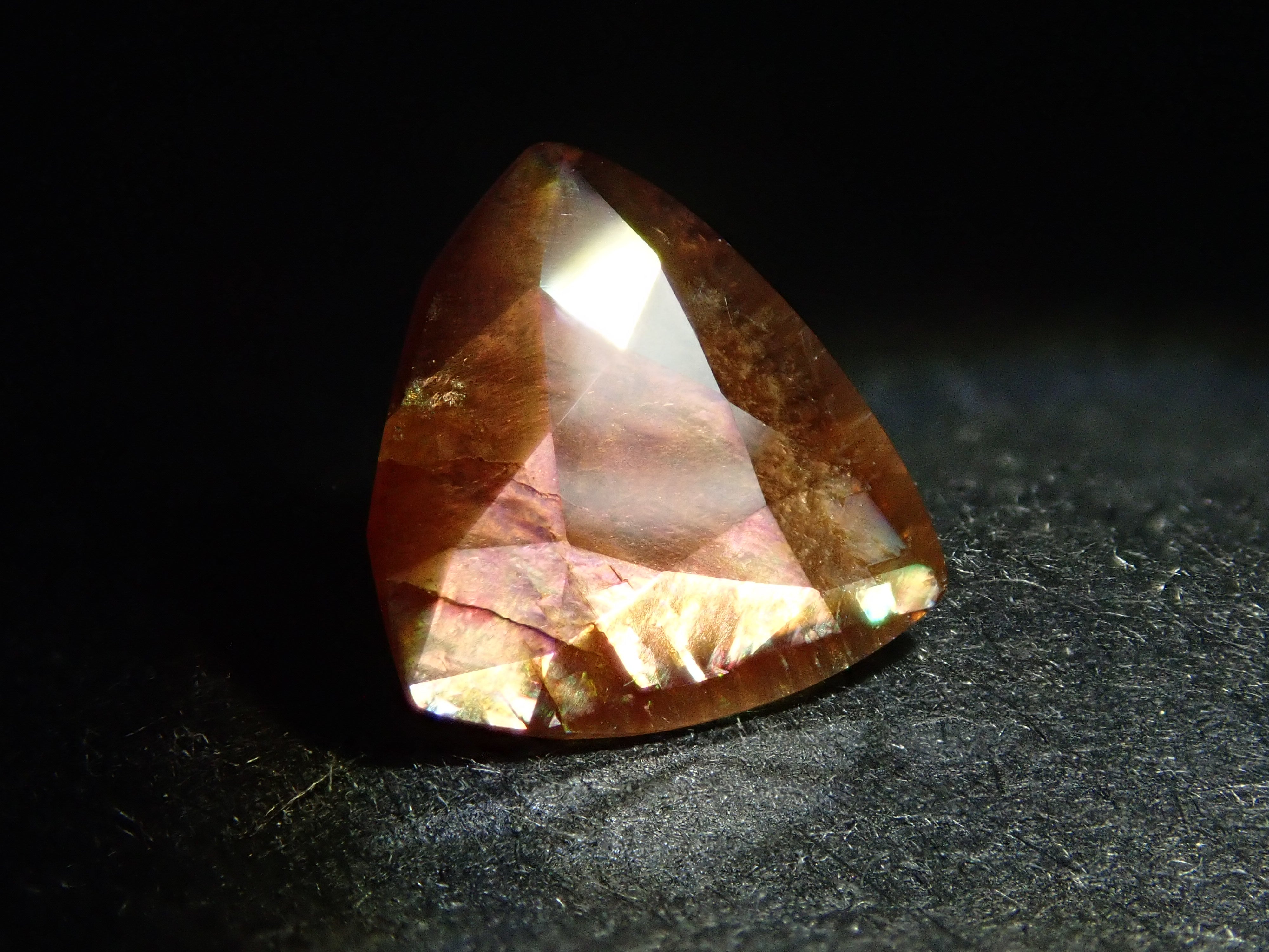 奈良県天川村産レインボーガーネット（アンドラダイトガーネット） 1.827ctルース