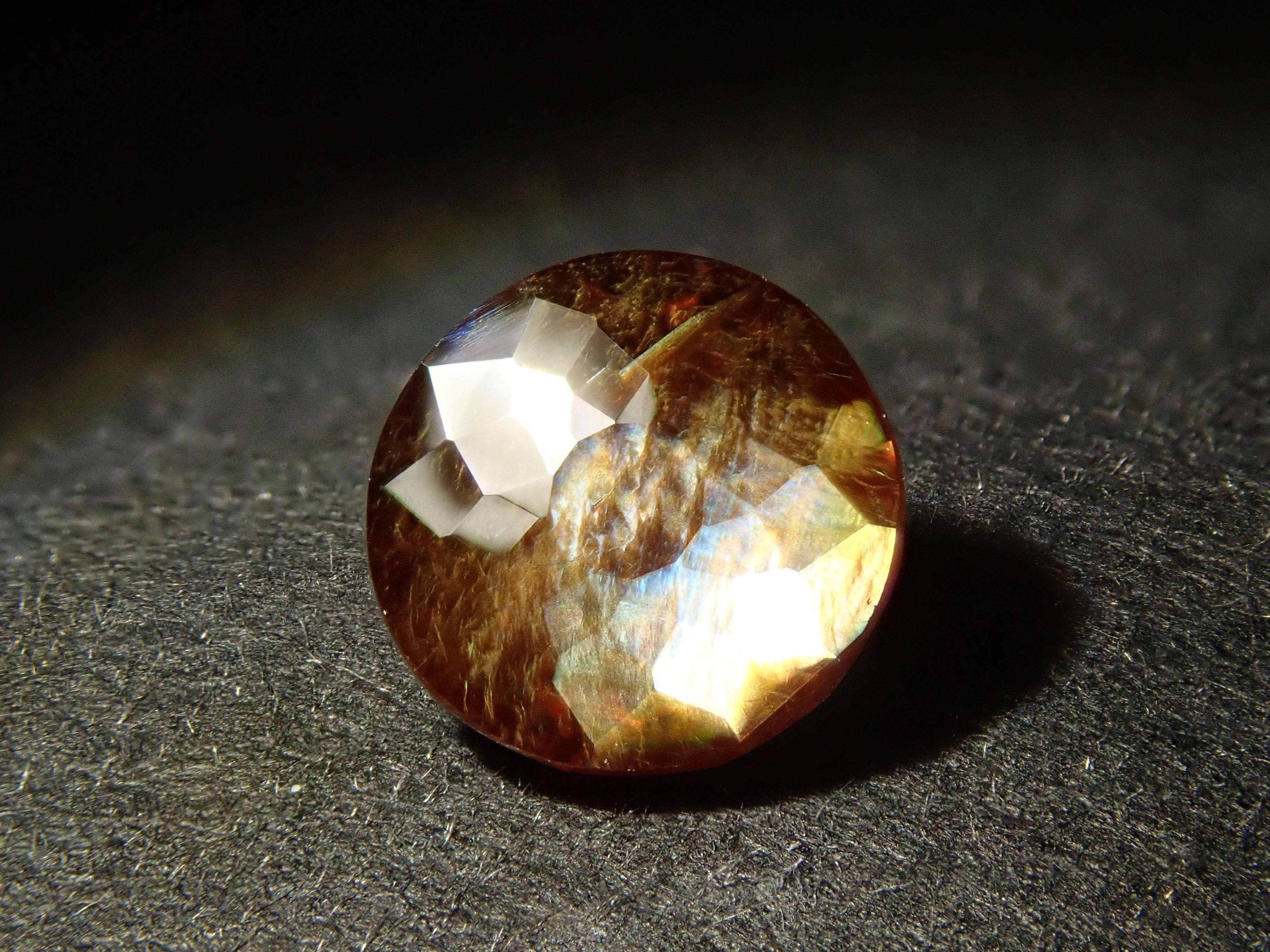 奈良県天川村産レインボーガーネット（アンドラダイトガーネット） 0.989ctルース