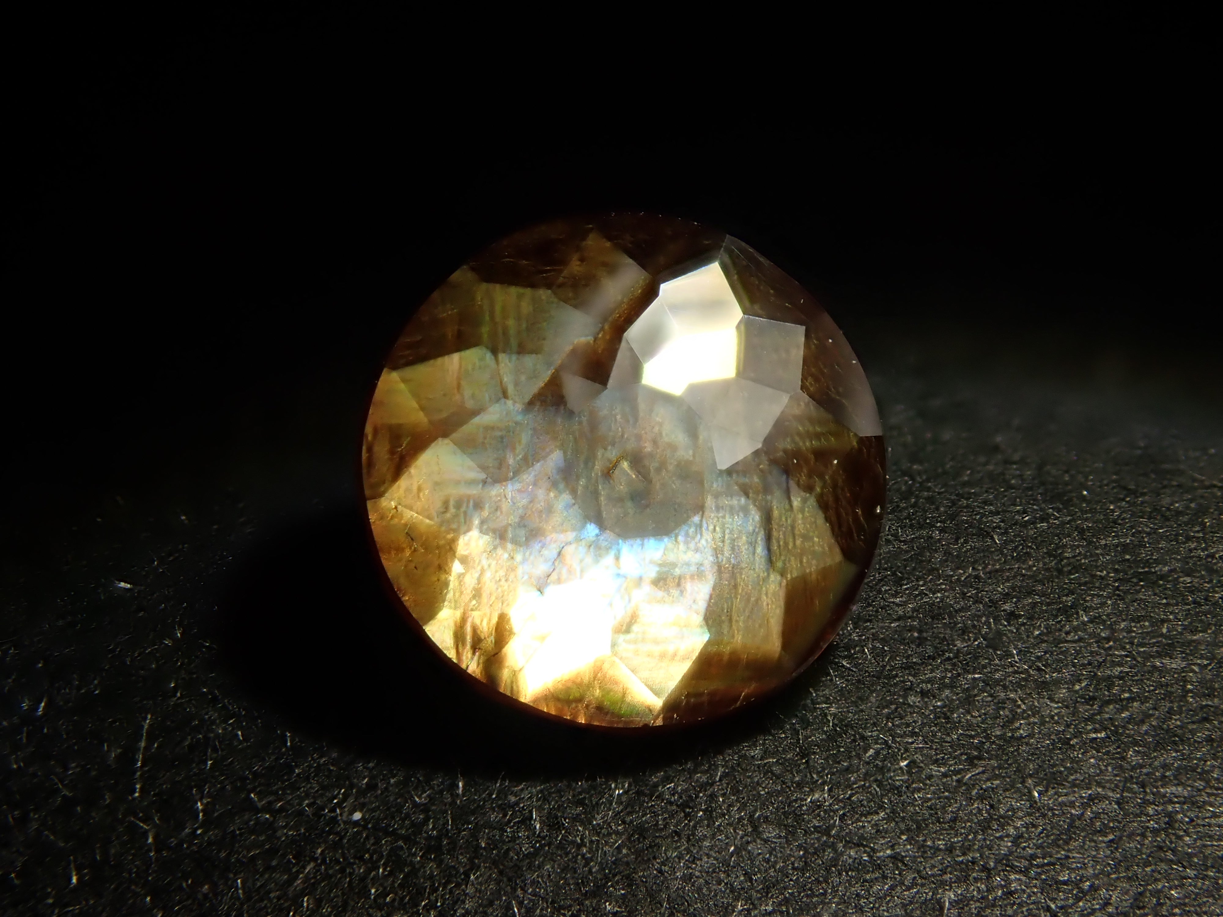 奈良県天川村産レインボーガーネット（アンドラダイトガーネット） 0.989ctルース