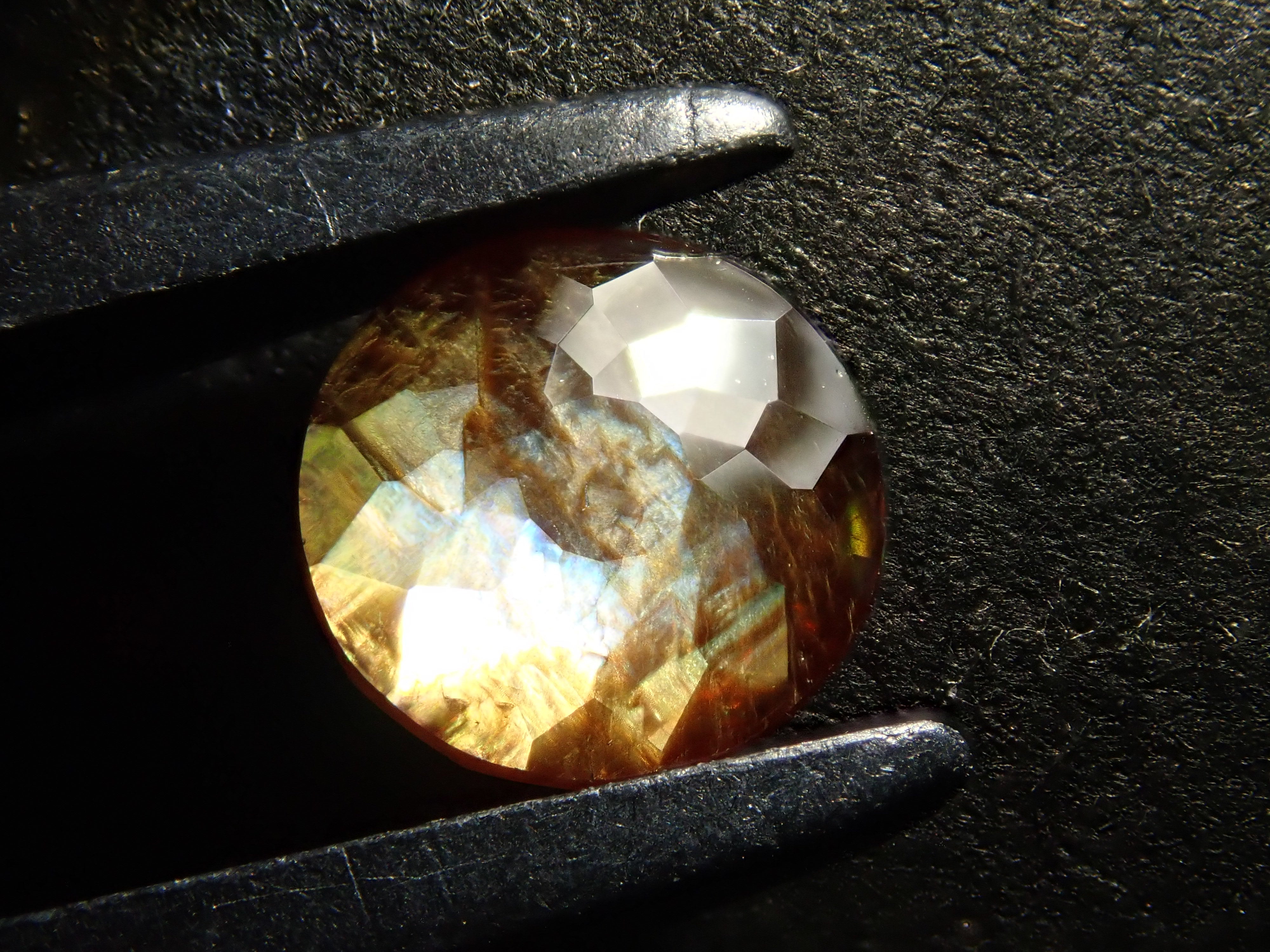 奈良県天川村産レインボーガーネット（アンドラダイトガーネット） 0.989ctルース