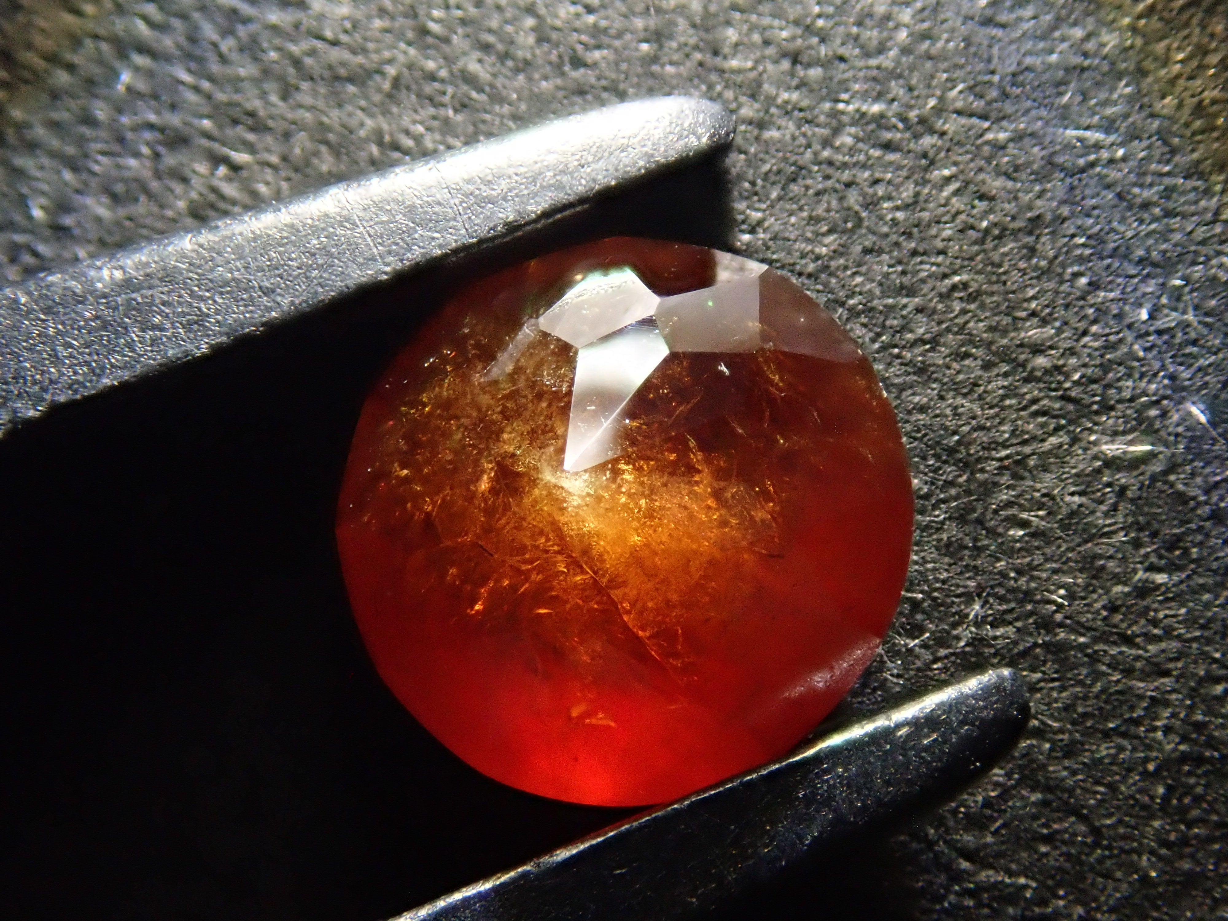 奈良県天川村産レインボーガーネット（アンドラダイトガーネット） 0.989ctルース