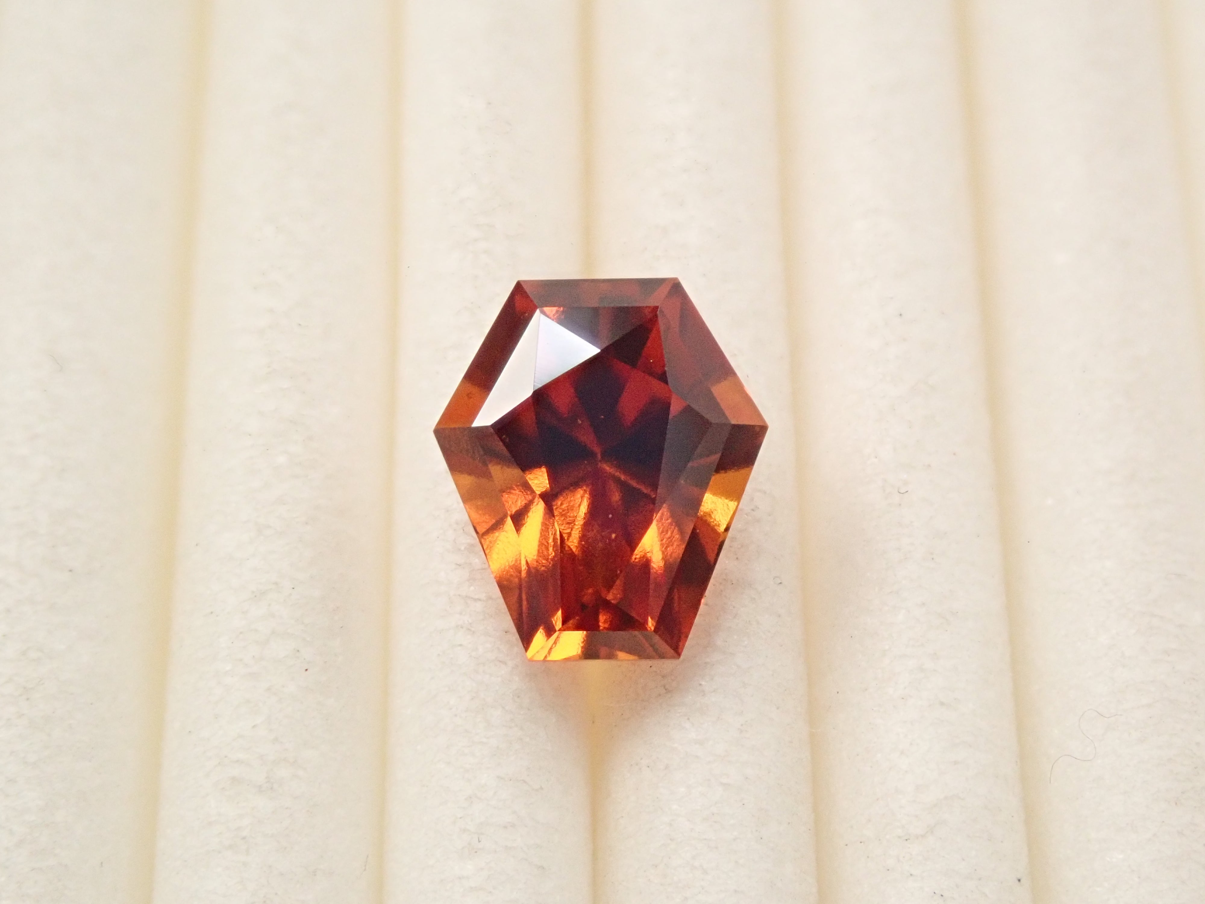 【12561614掲載】スリランカ産ヘソナイトガーネット 1.674ctルース