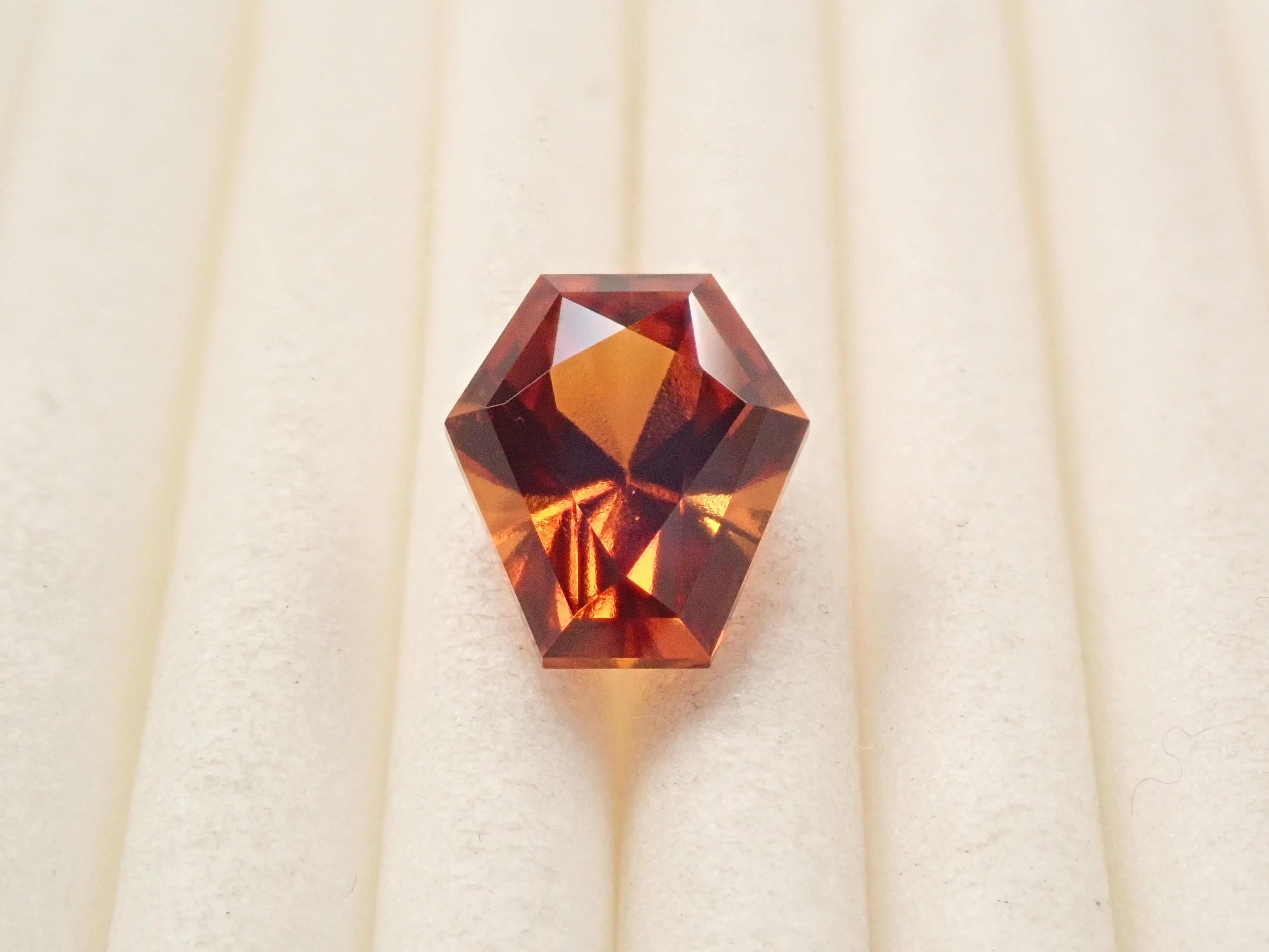 【12561614掲載】スリランカ産ヘソナイトガーネット 1.674ctルース