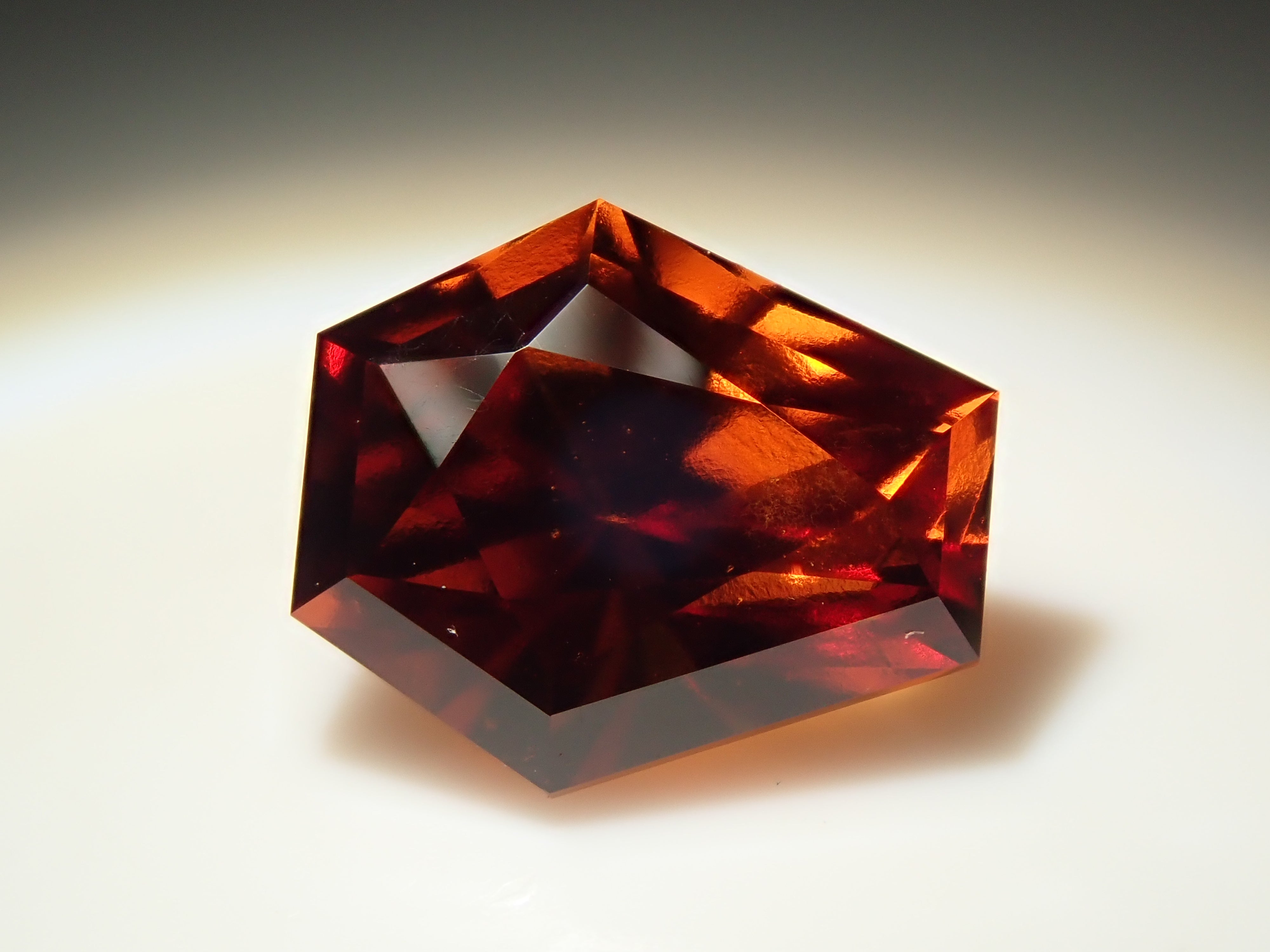 【12561614掲載】スリランカ産ヘソナイトガーネット 1.674ctルース