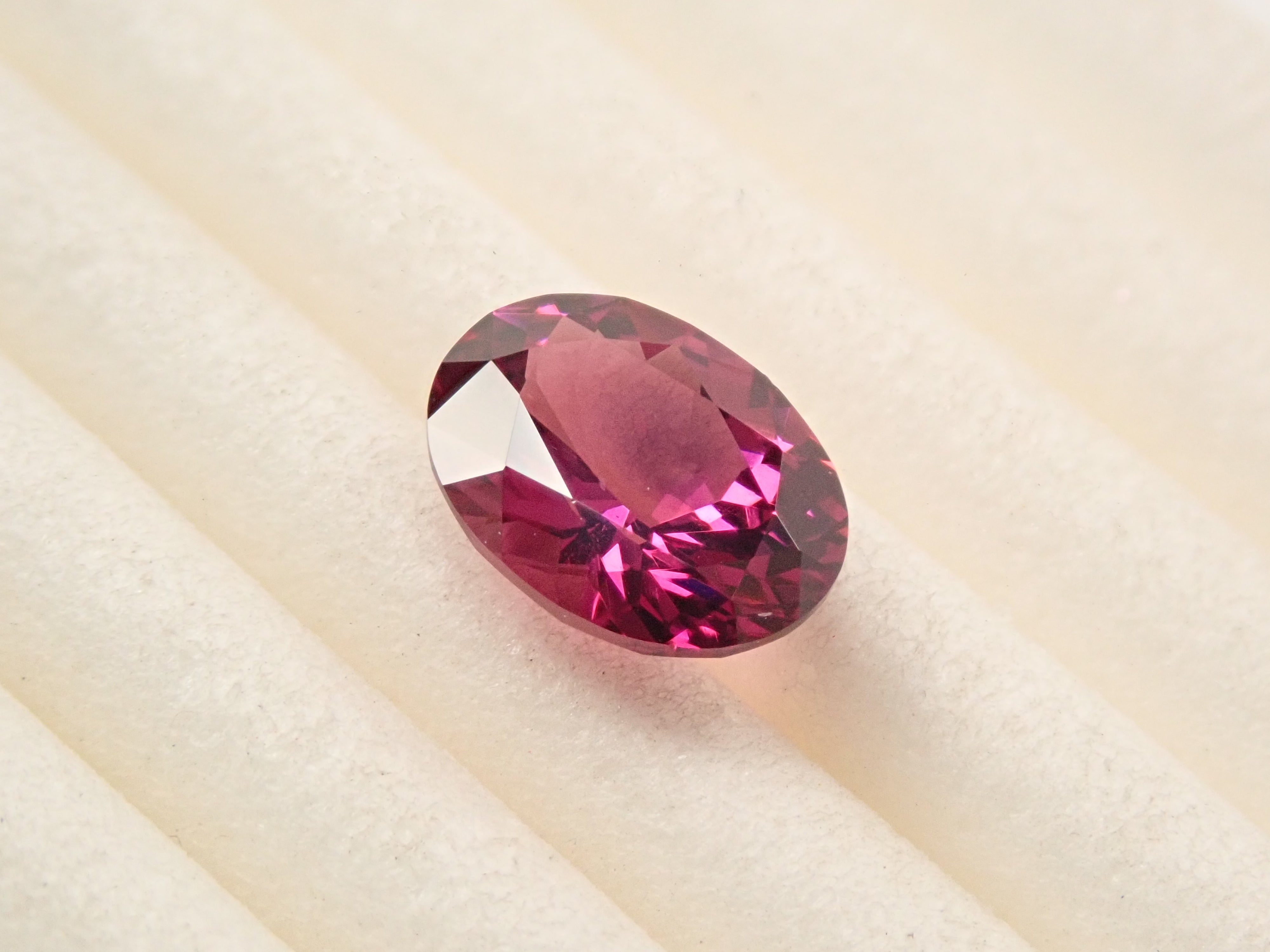 【12561653掲載】タンザニア産ロードライトガーネット 1.194ctルース