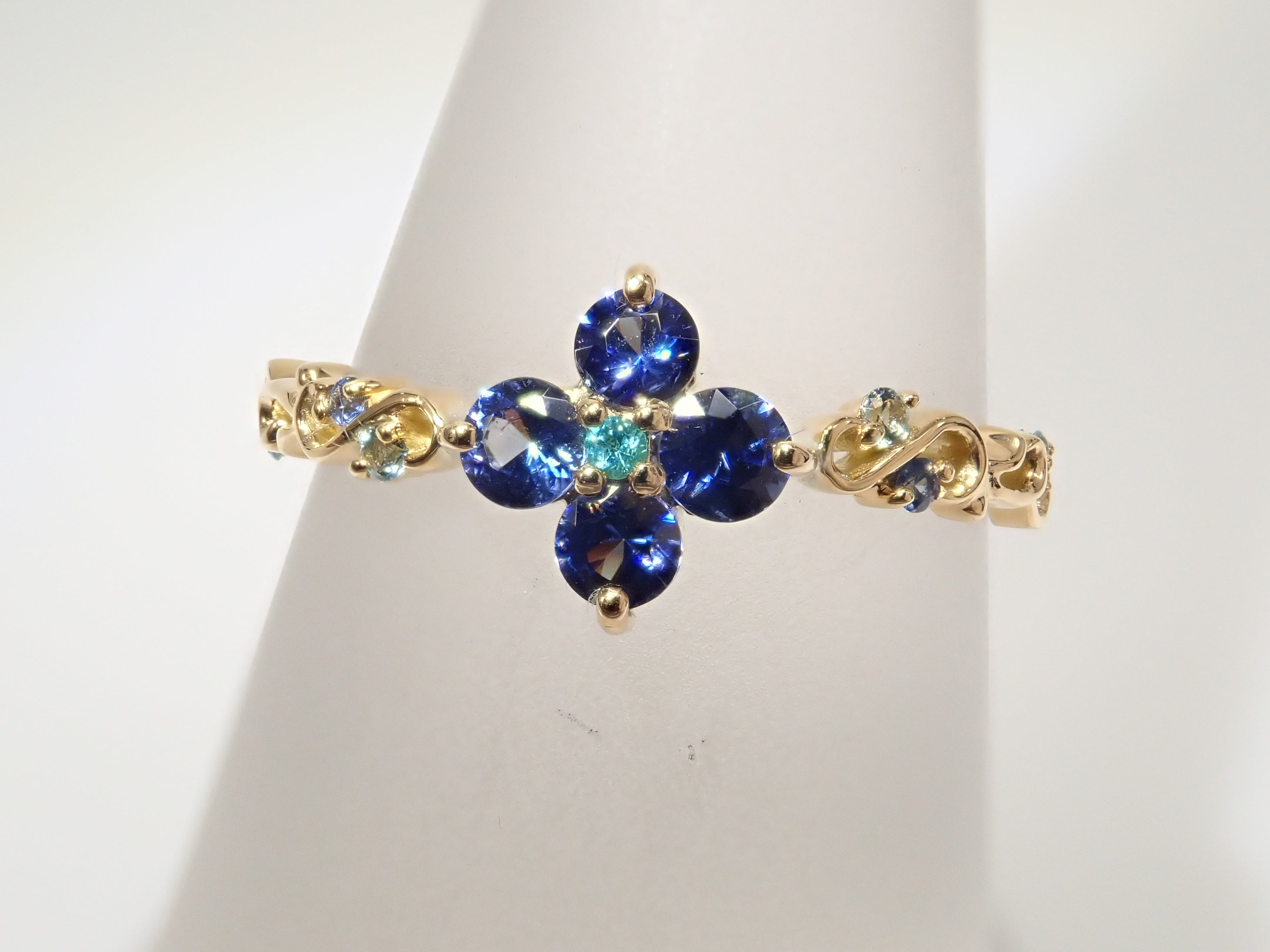 K18YG アメリカ産ベニトアイト 0.342ct・ブラジル産パライバトルマリン