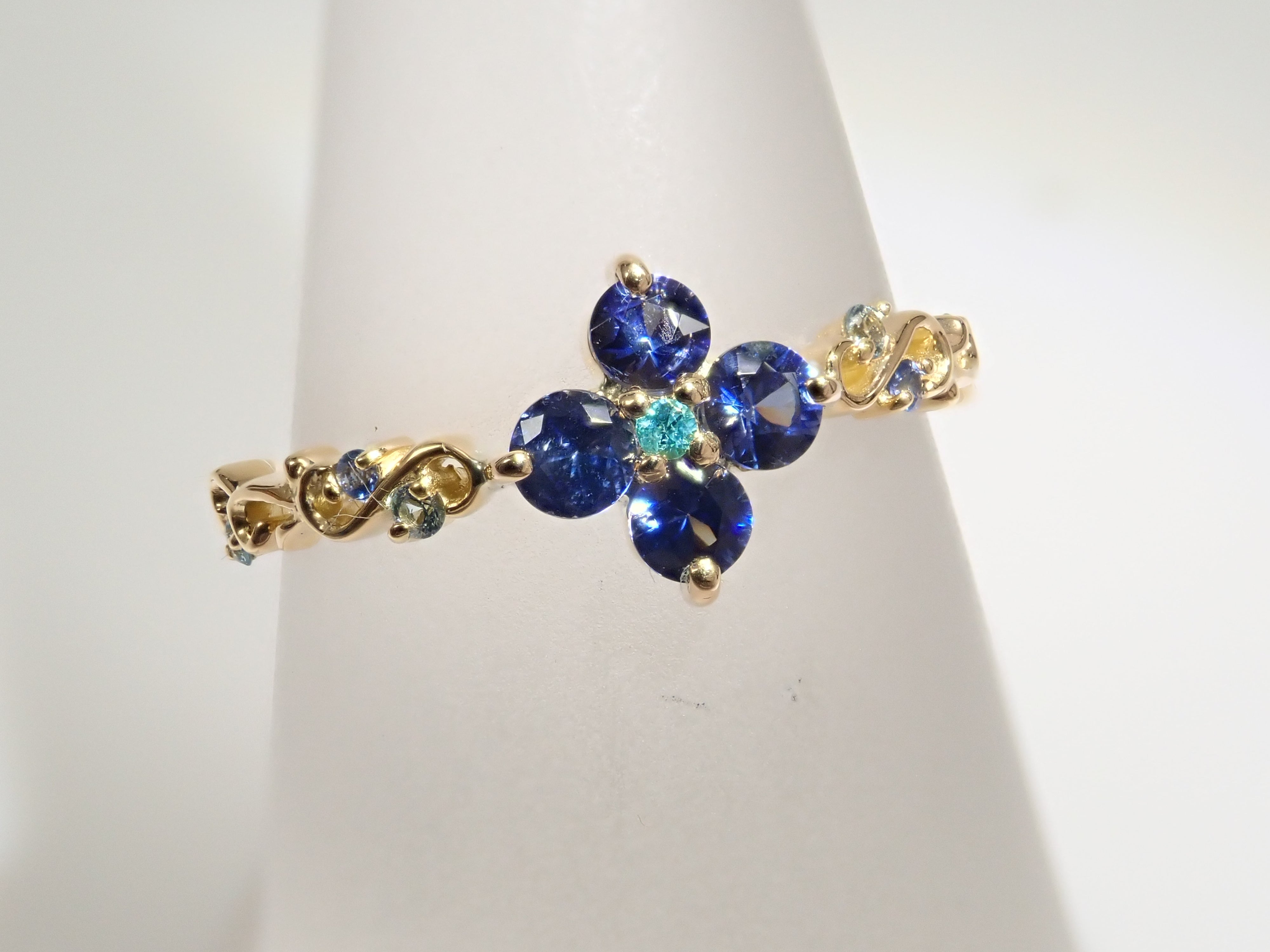 K18YG アメリカ産ベニトアイト 0.342ct・ブラジル産パライバトルマリン