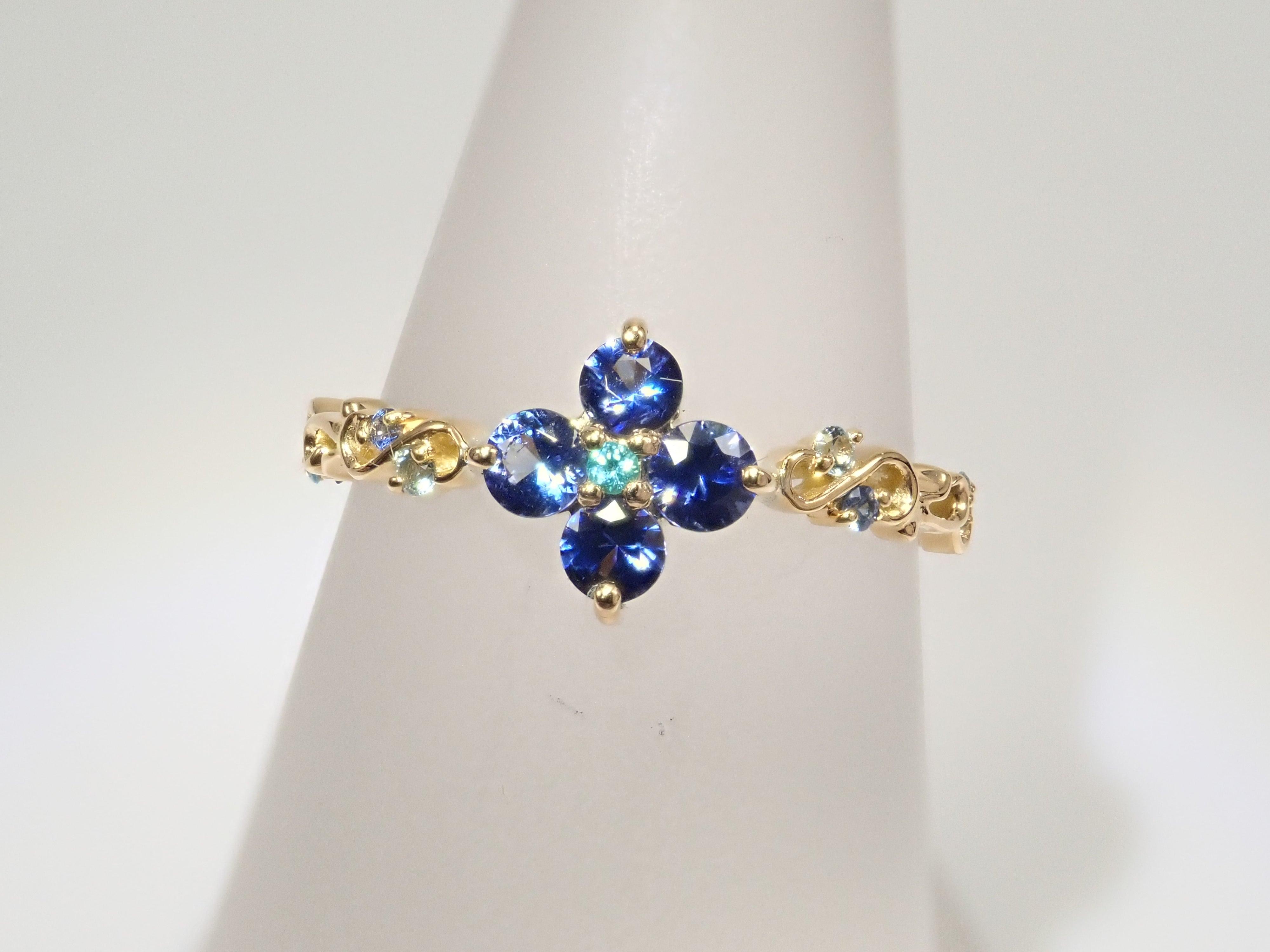 K18YG アメリカ産ベニトアイト 0.342ct・ブラジル産パライバトルマリン