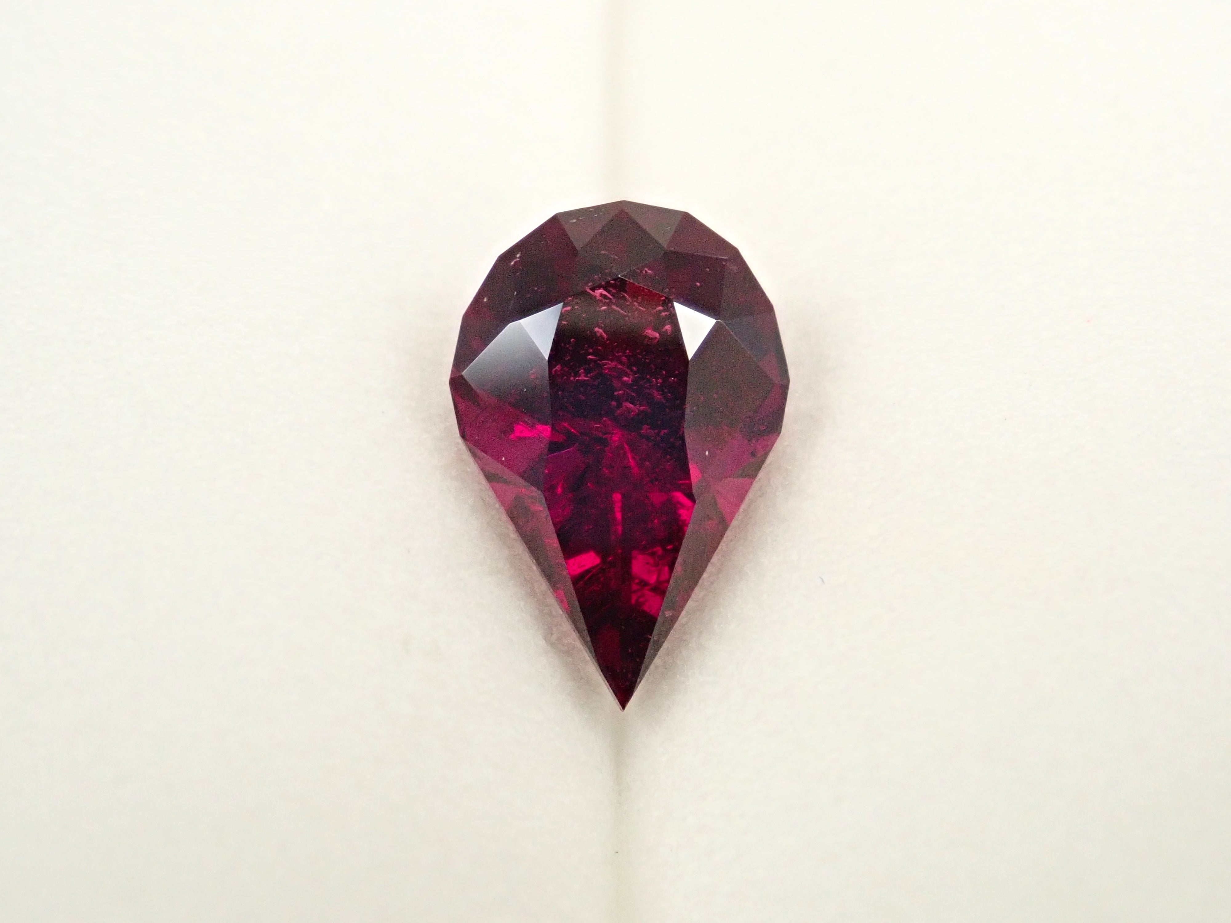 12561908掲載】タンザニア産ロードライトガーネット 2.370ctルース