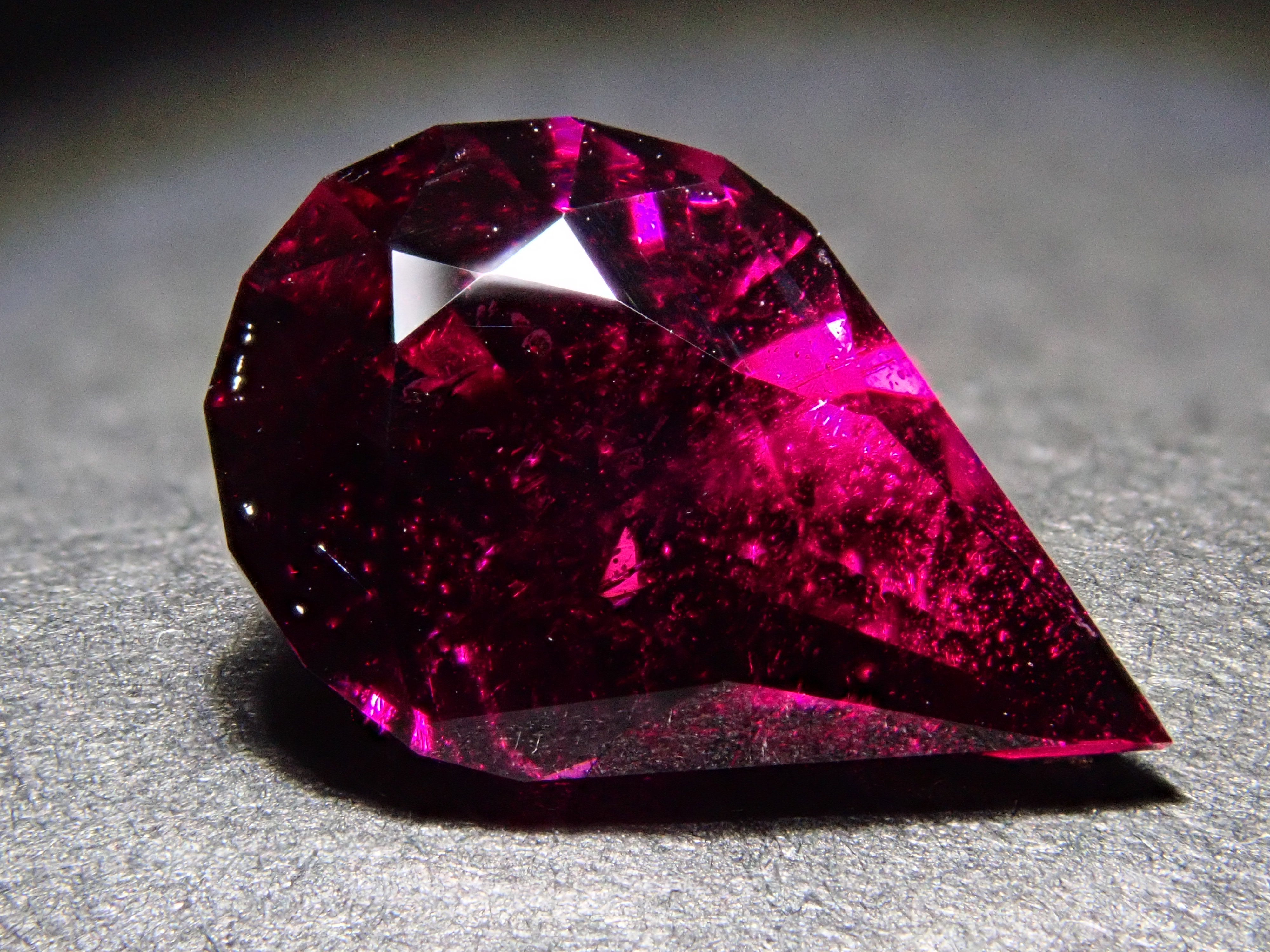 【12561908掲載】タンザニア産ロードライトガーネット 2.370ctルース