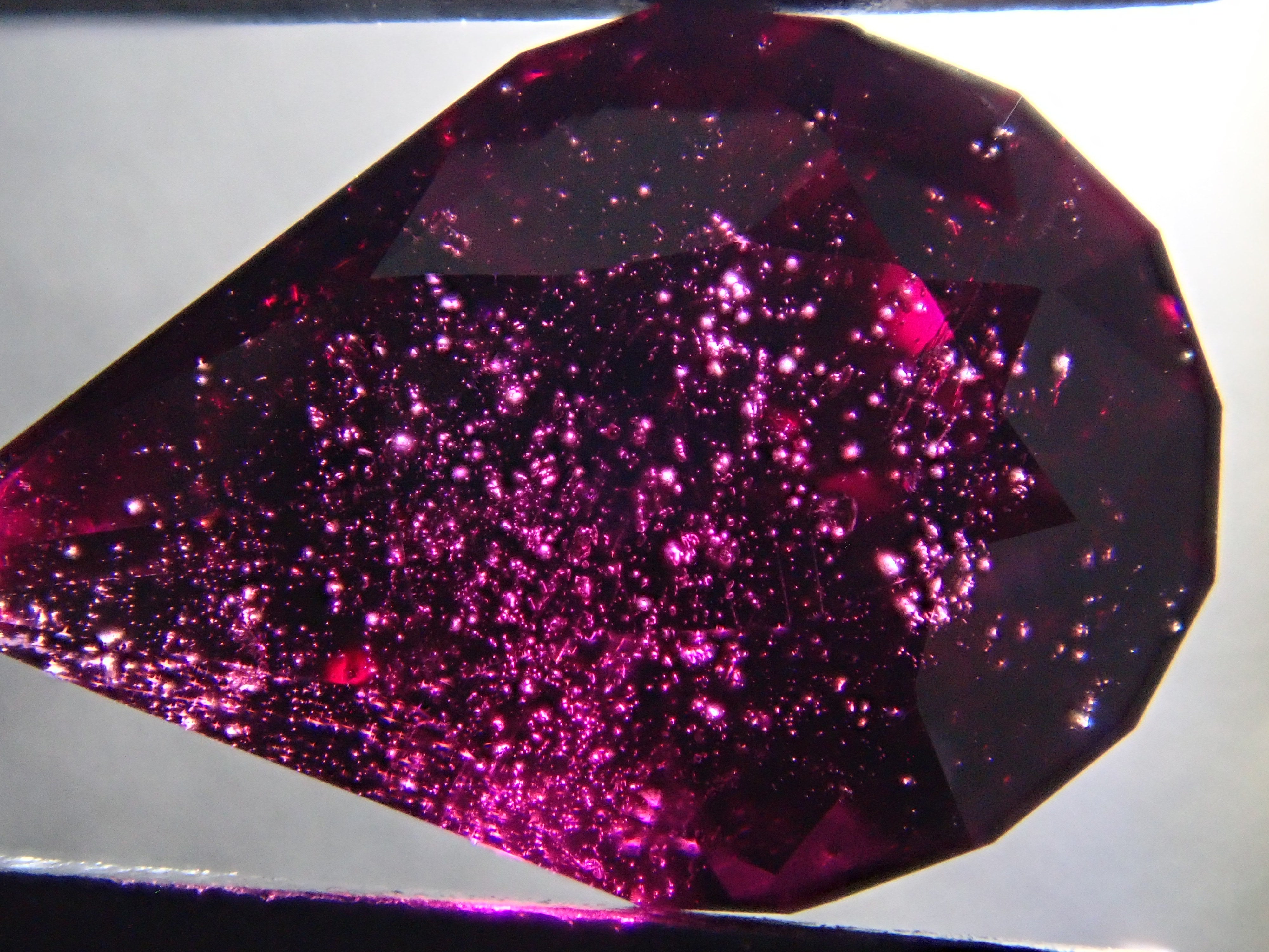 【12561908掲載】タンザニア産ロードライトガーネット 2.370ctルース