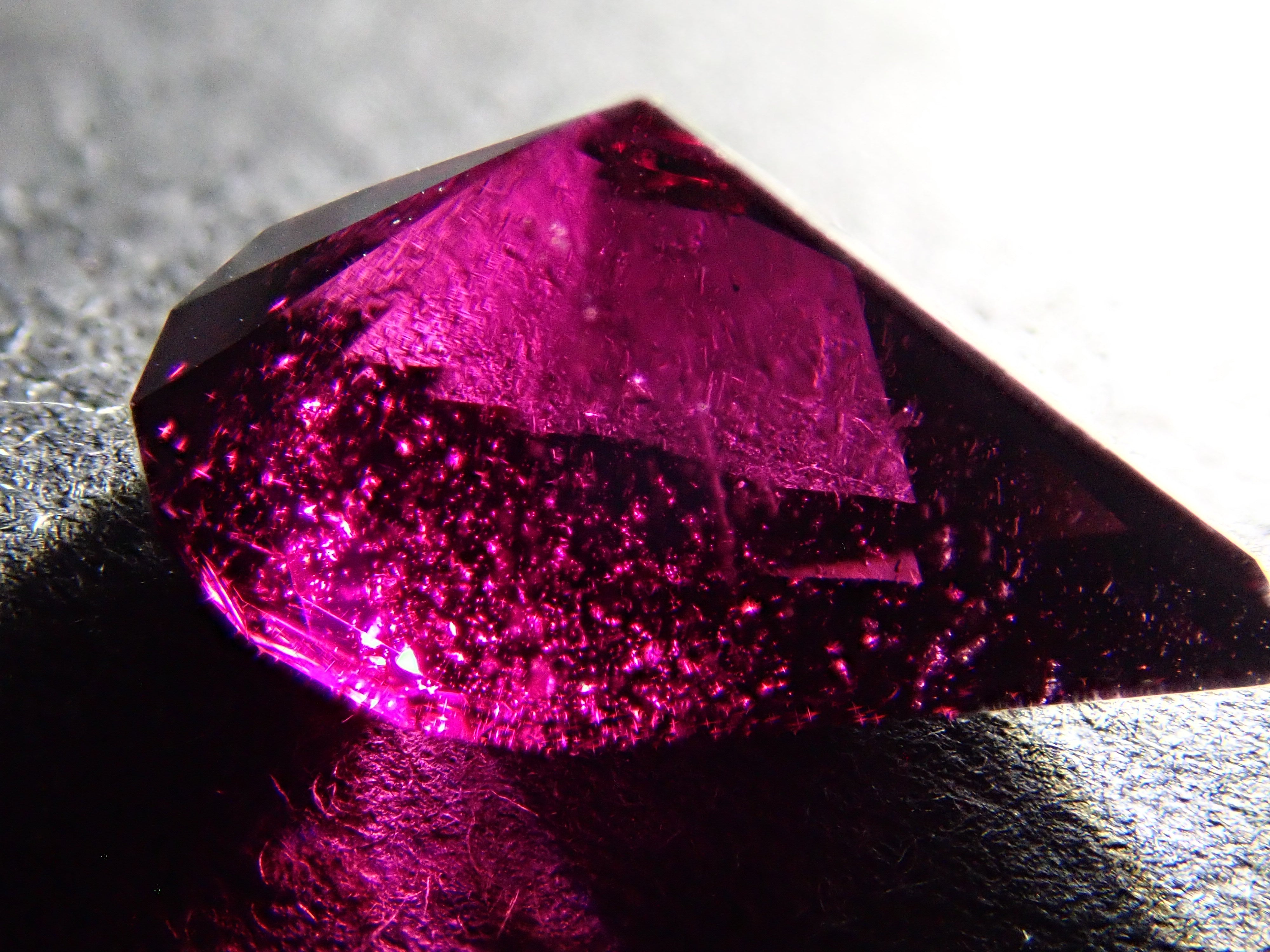 【12561908掲載】タンザニア産ロードライトガーネット 2.370ctルース