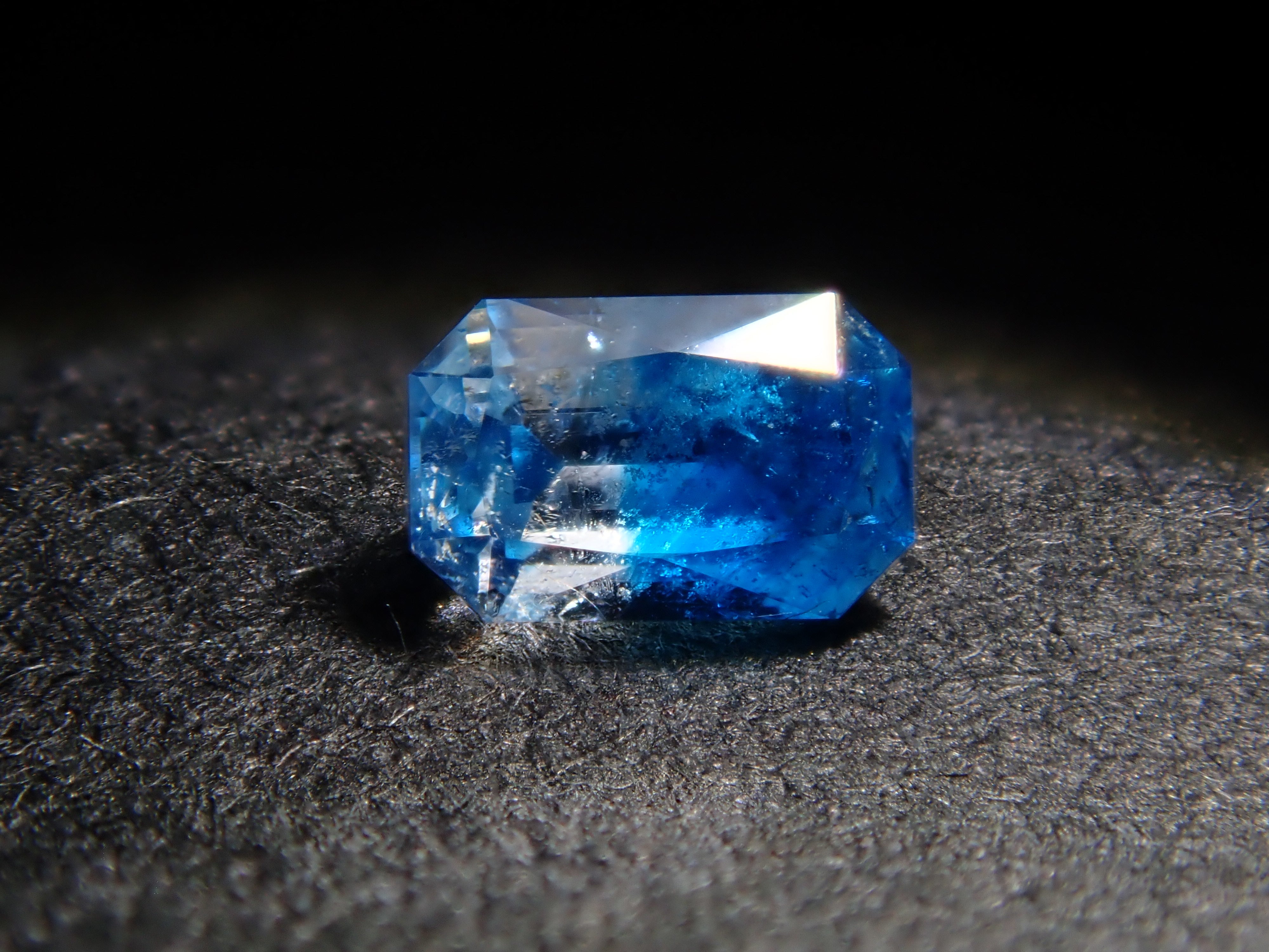 【12561912掲載】ジンバブエ産ジンバブエ産バイカラーユークレース 0.109ctルース