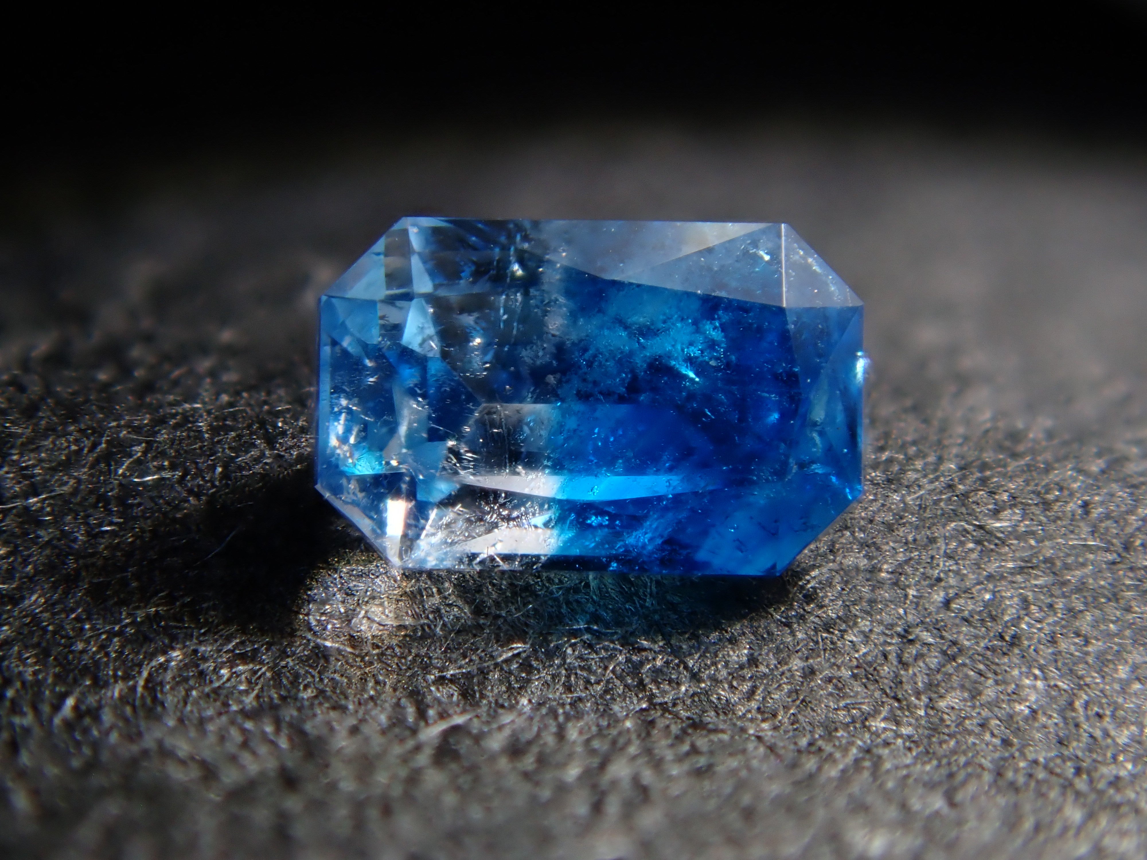 【12561912掲載】ジンバブエ産ジンバブエ産バイカラーユークレース 0.109ctルース