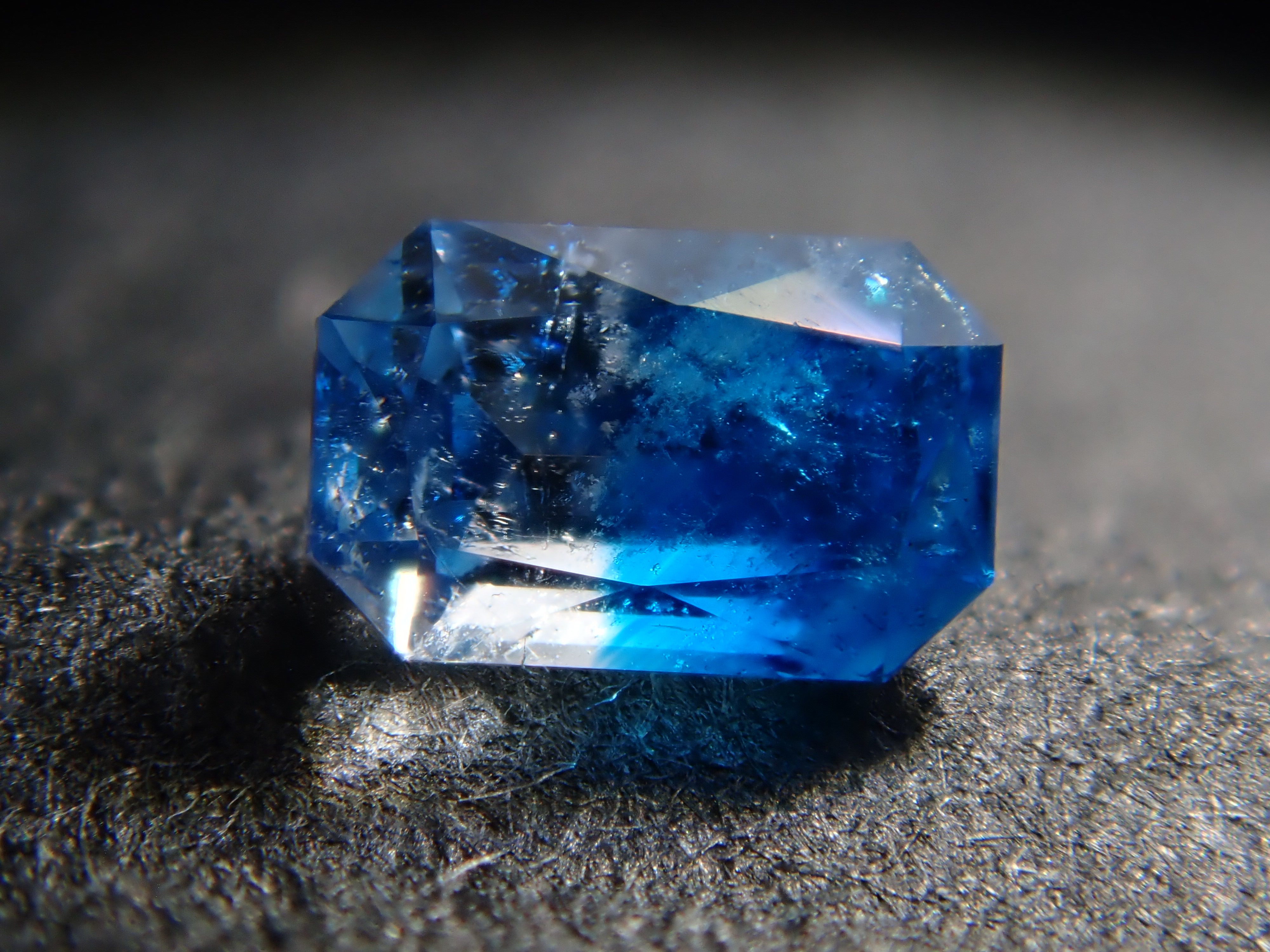 【12561912掲載】ジンバブエ産ジンバブエ産バイカラーユークレース 0.109ctルース