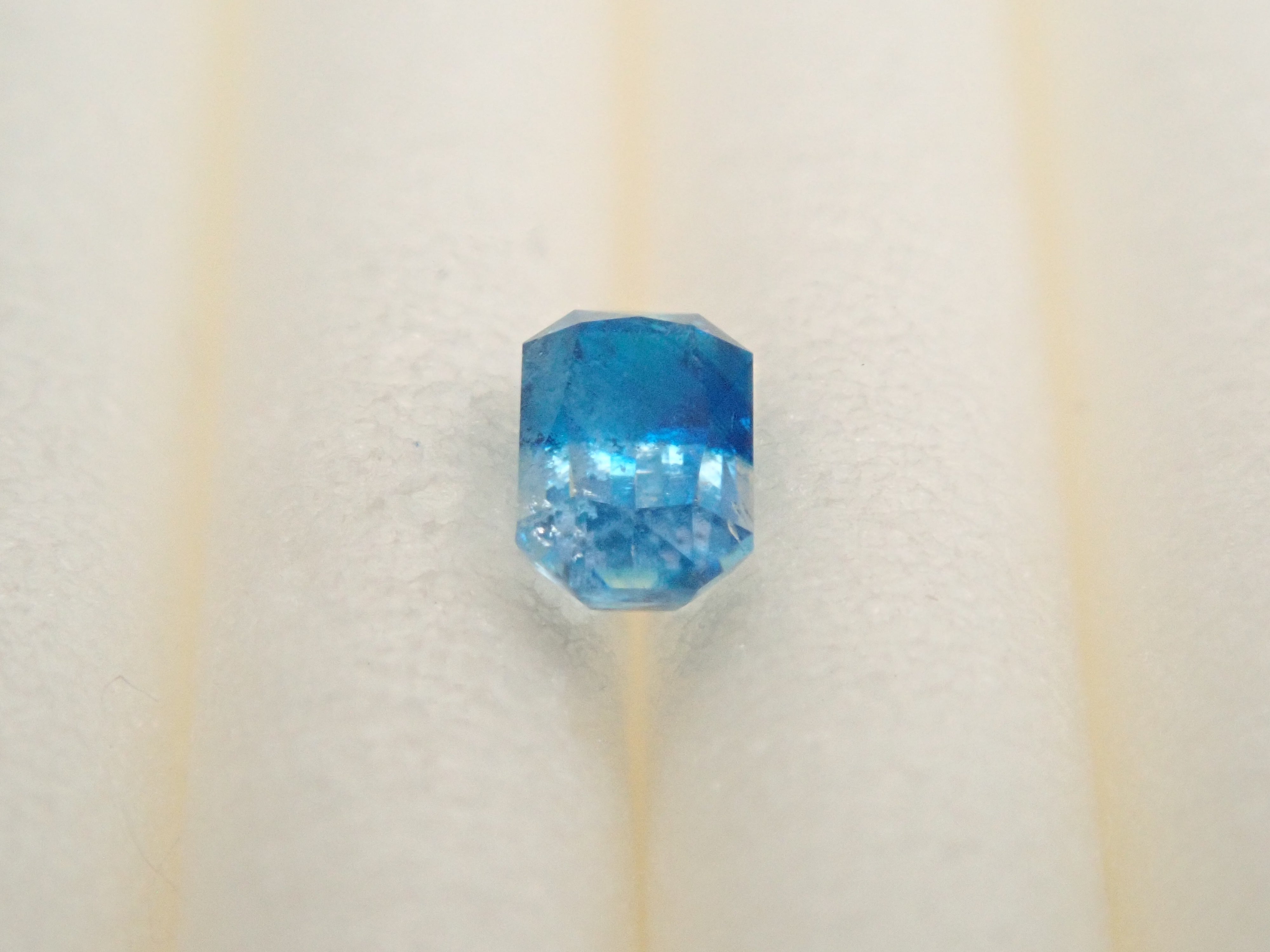 【12561912掲載】ジンバブエ産ジンバブエ産バイカラーユークレース 0.109ctルース