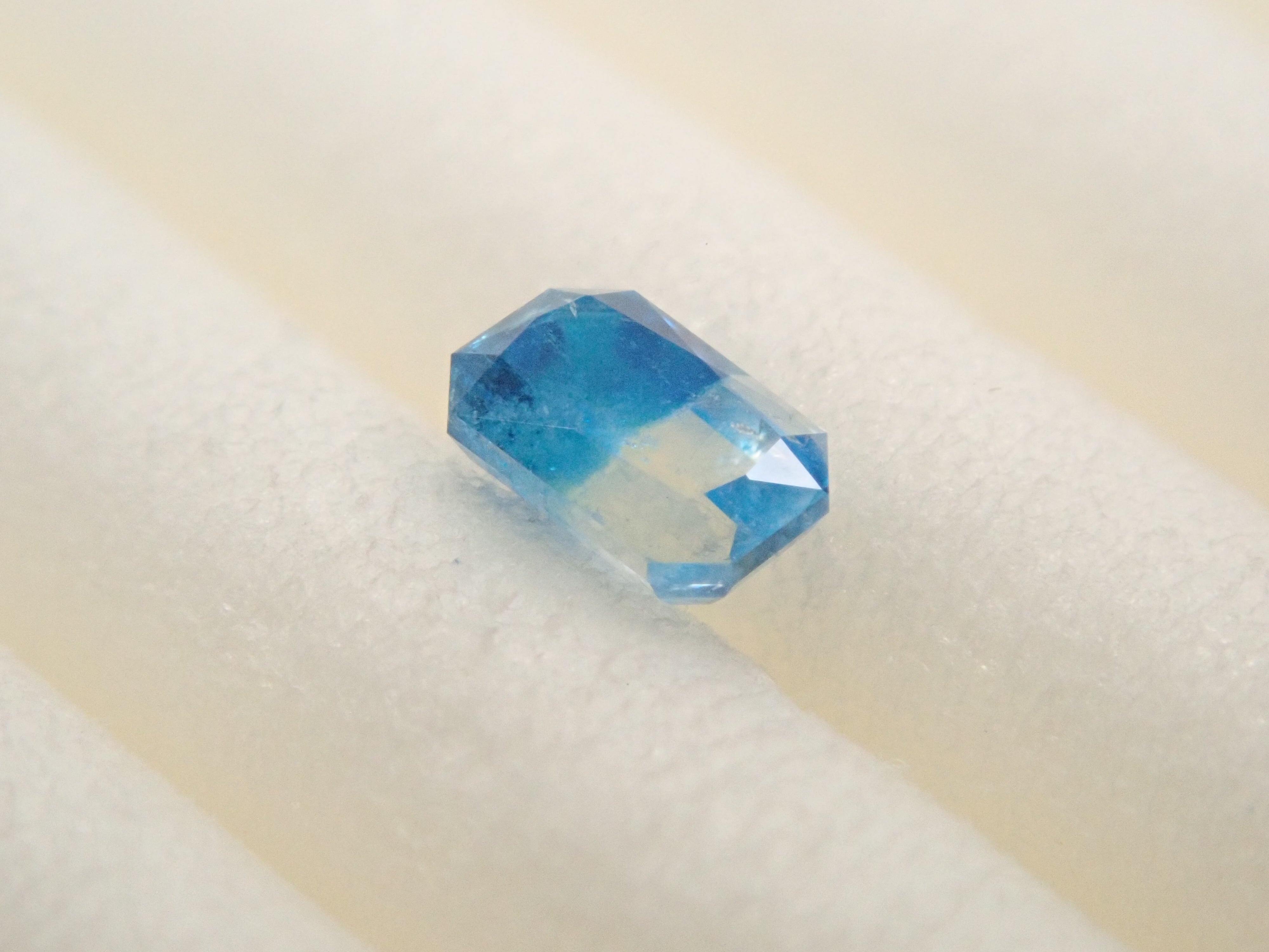 【12561912掲載】ジンバブエ産ジンバブエ産バイカラーユークレース 0.109ctルース