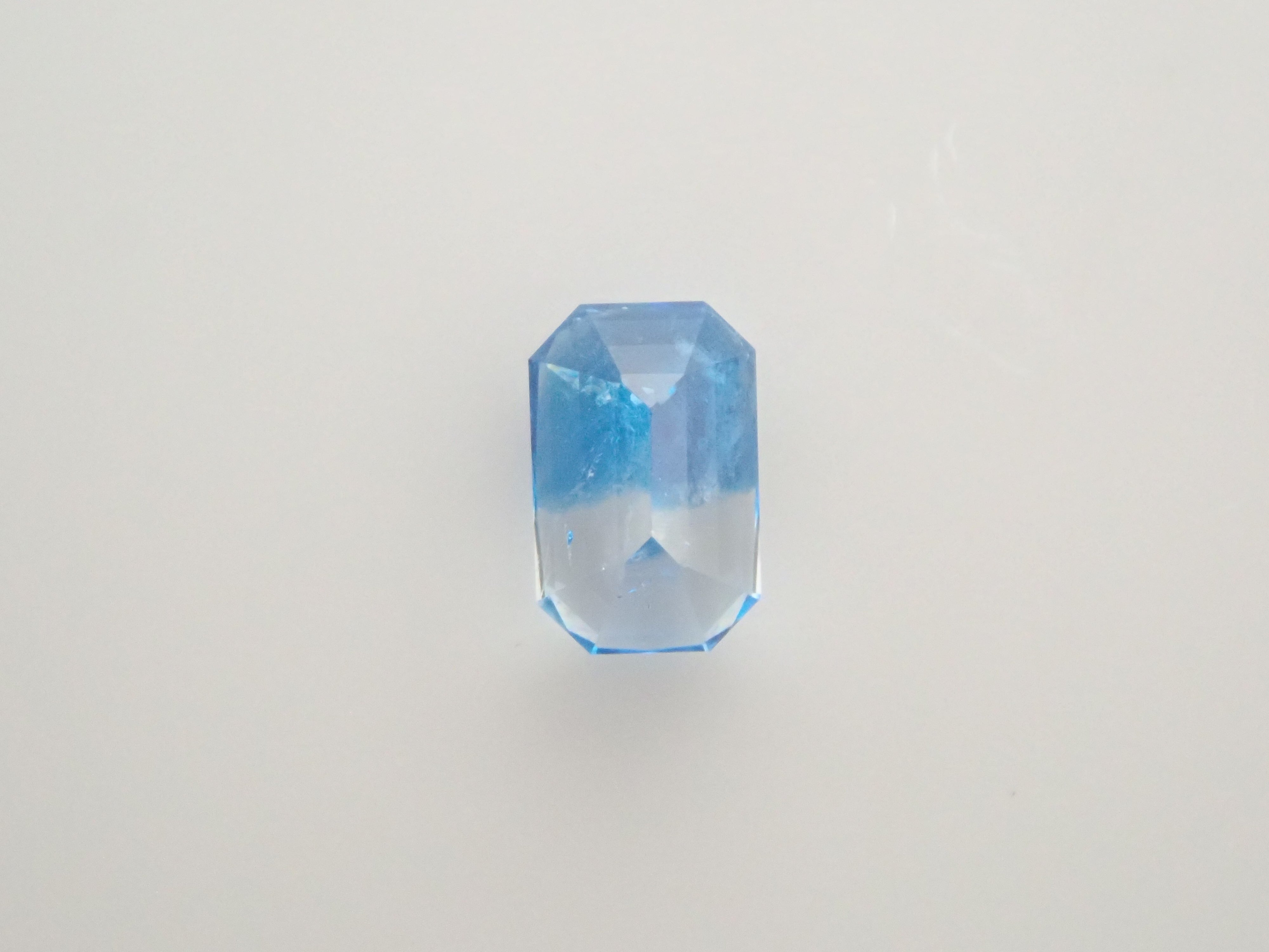 【12561912掲載】ジンバブエ産ジンバブエ産バイカラーユークレース 0.109ctルース