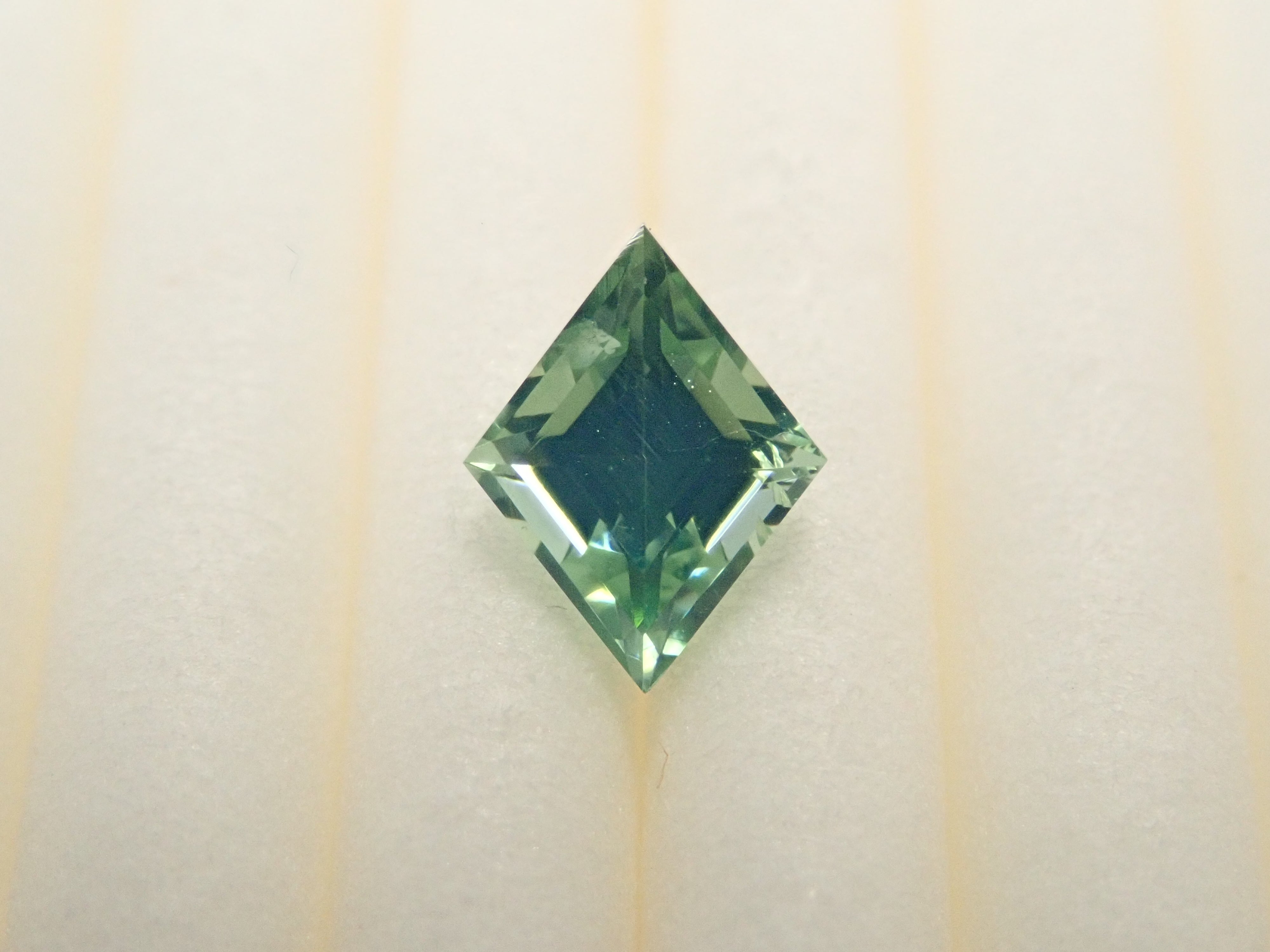 スリランカ産グリーンジルコン 0.494ctルース