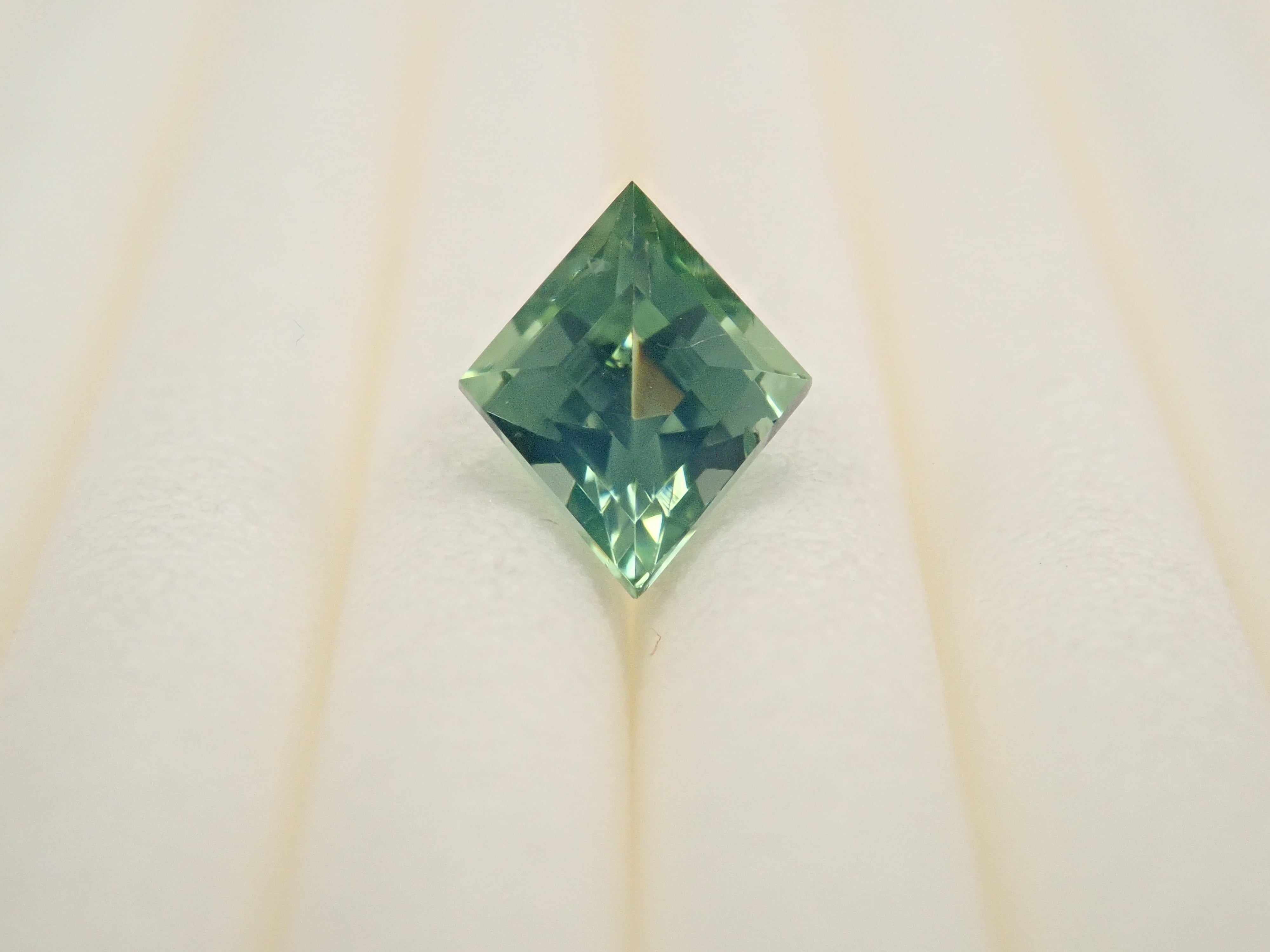 スリランカ産グリーンジルコン 0.494ctルース